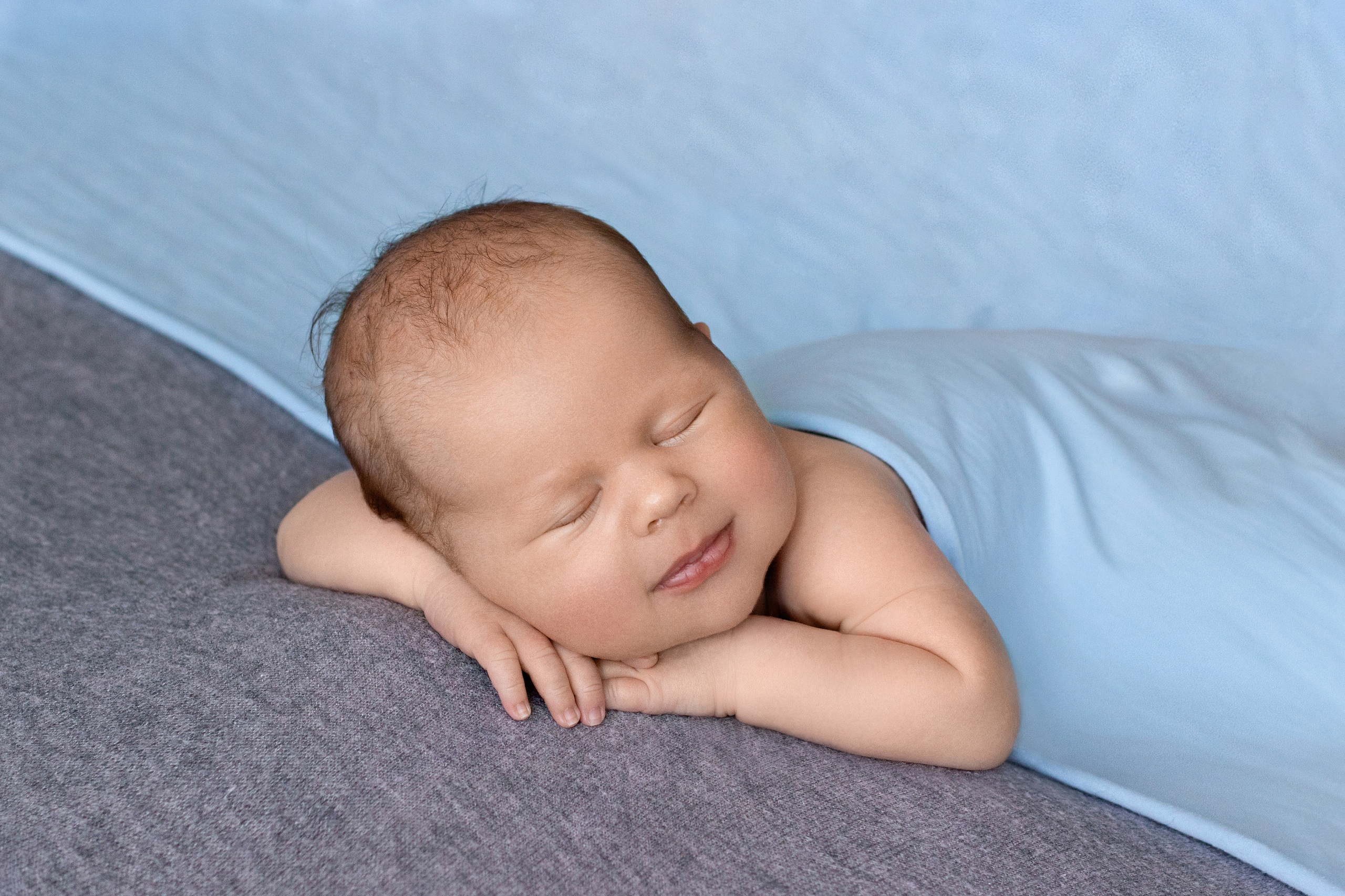 Минималистическая фотосессия новорождённого богатыря