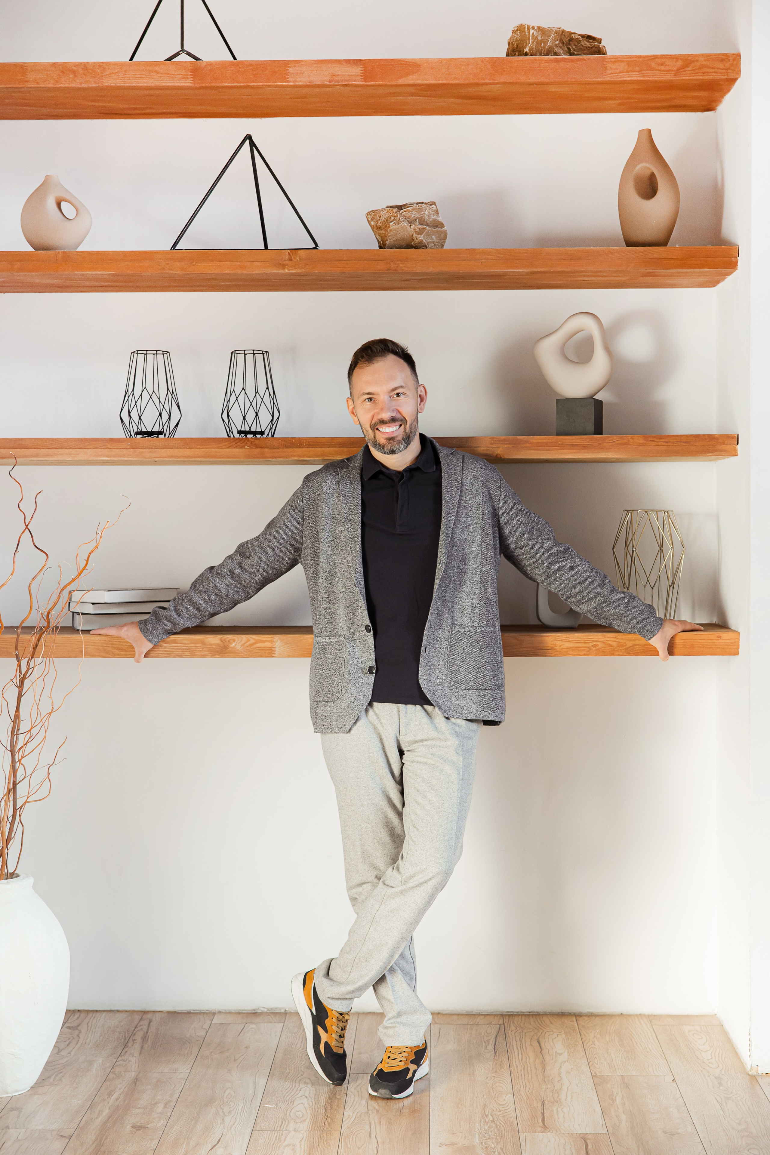 Портрет мужчины руководителя в светлом интерьере