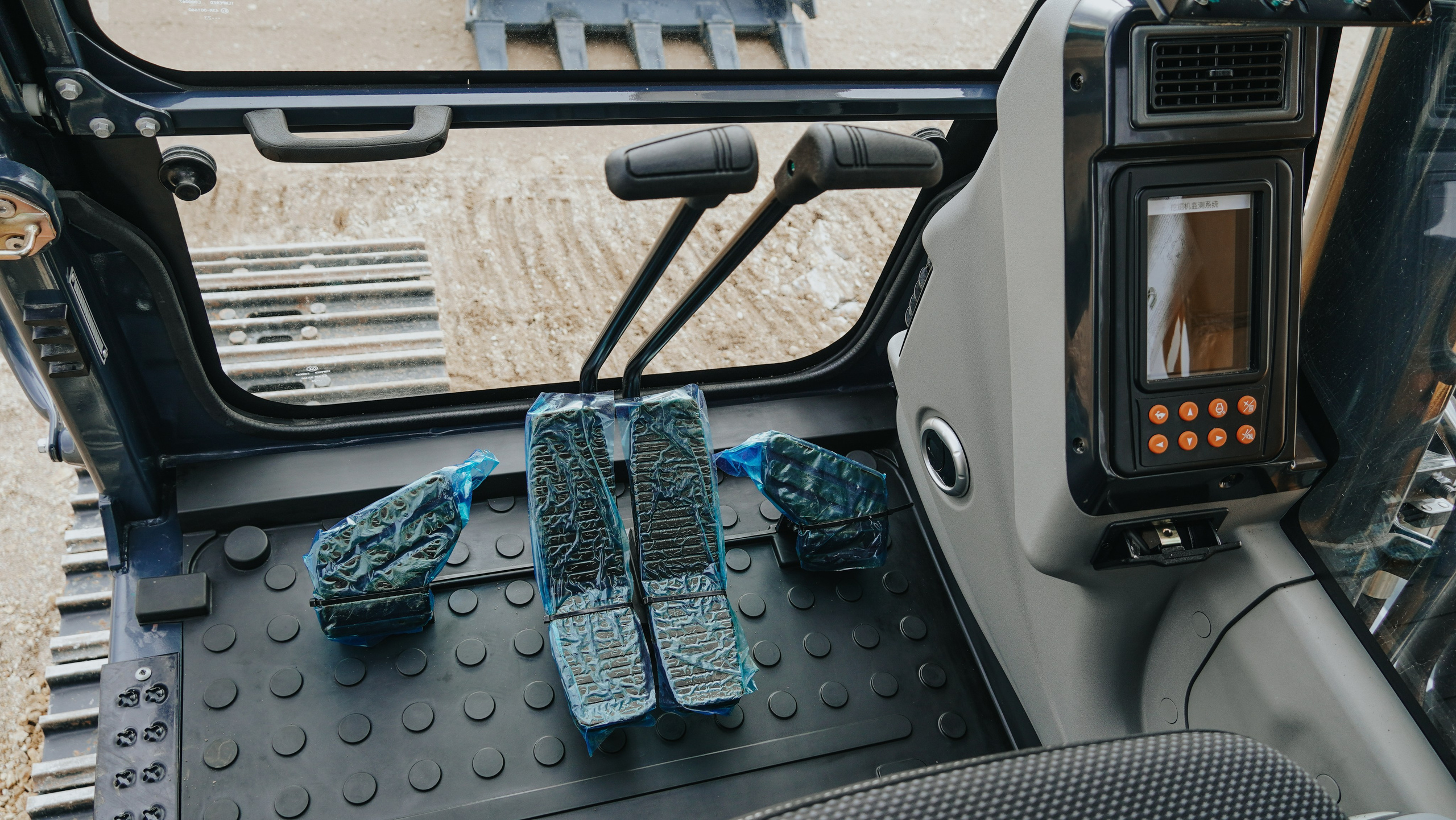 Фото гус. экс. Beezone В250EW. Продажа и обслуживание грузовой техники и спецтехники в г. Новосибирск компания СТИ