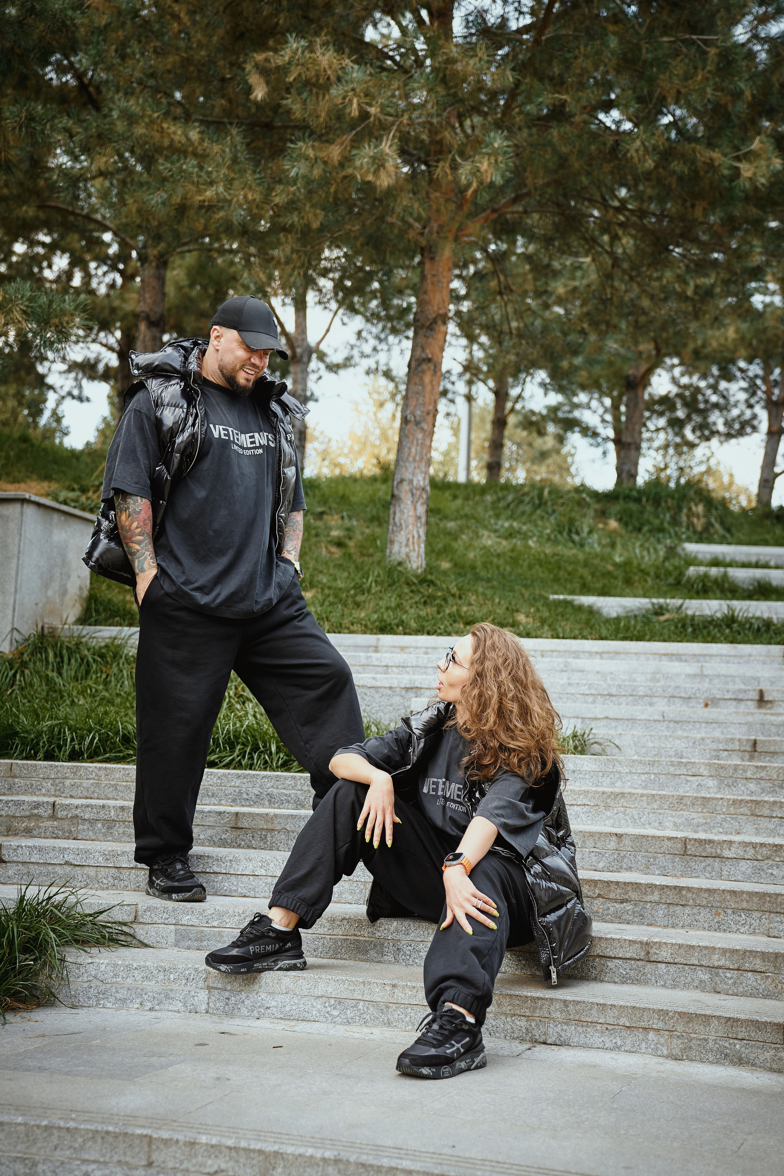 идеи для фотосессии - влюблённые позируют для фотосессии