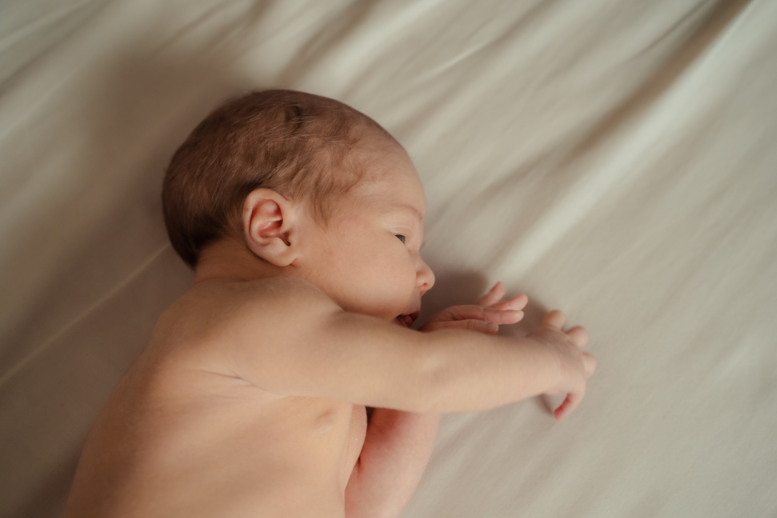 Фотосъемка новорожденного в минималистичном стиле