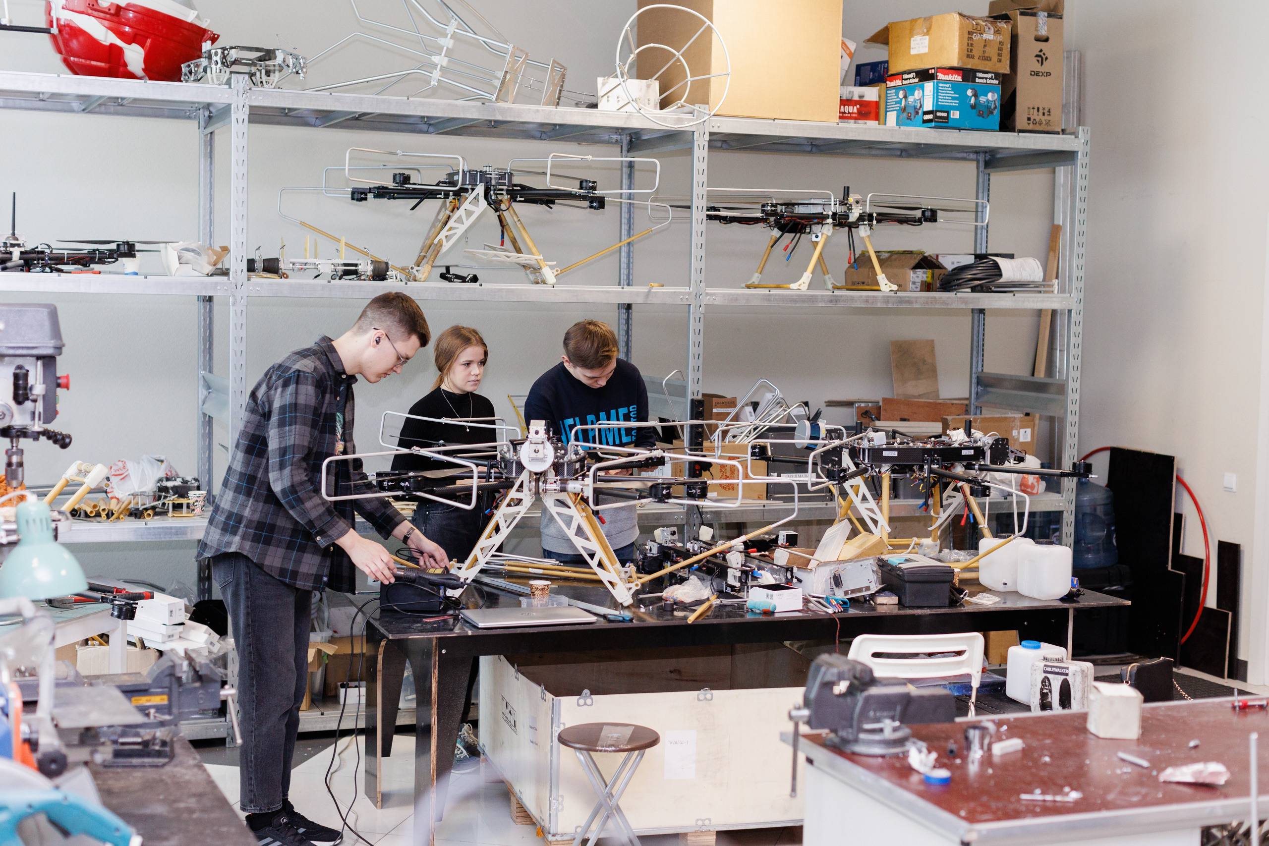 Съемка производства роботизированного комплекса для мониторинга и технического обслуживания CableWalker. Контент для бизнеса в Екатеринбурге Полдень Медиа