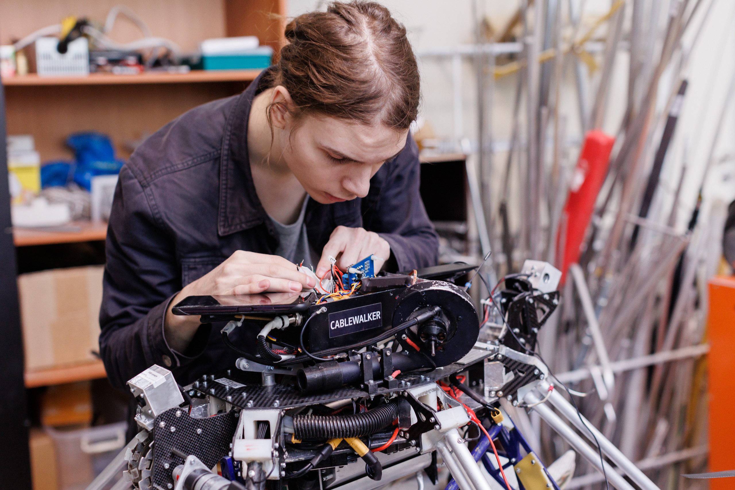 Съемка производства роботизированного комплекса для мониторинга и технического обслуживания CableWalker. Контент для бизнеса в Екатеринбурге Полдень Медиа