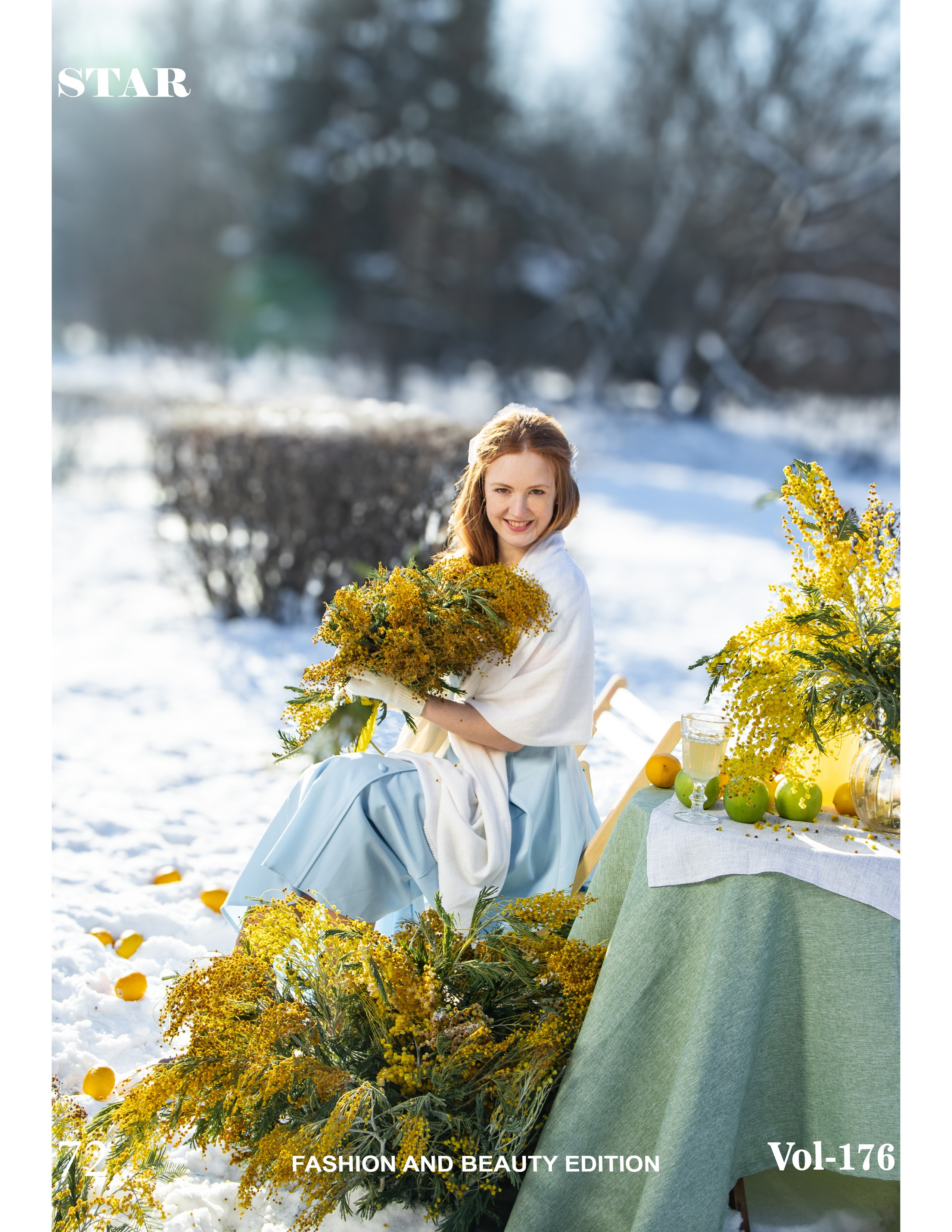 Женщина сидит на снегу, обнимая букет мимозы с полуприкрытыми глазами.