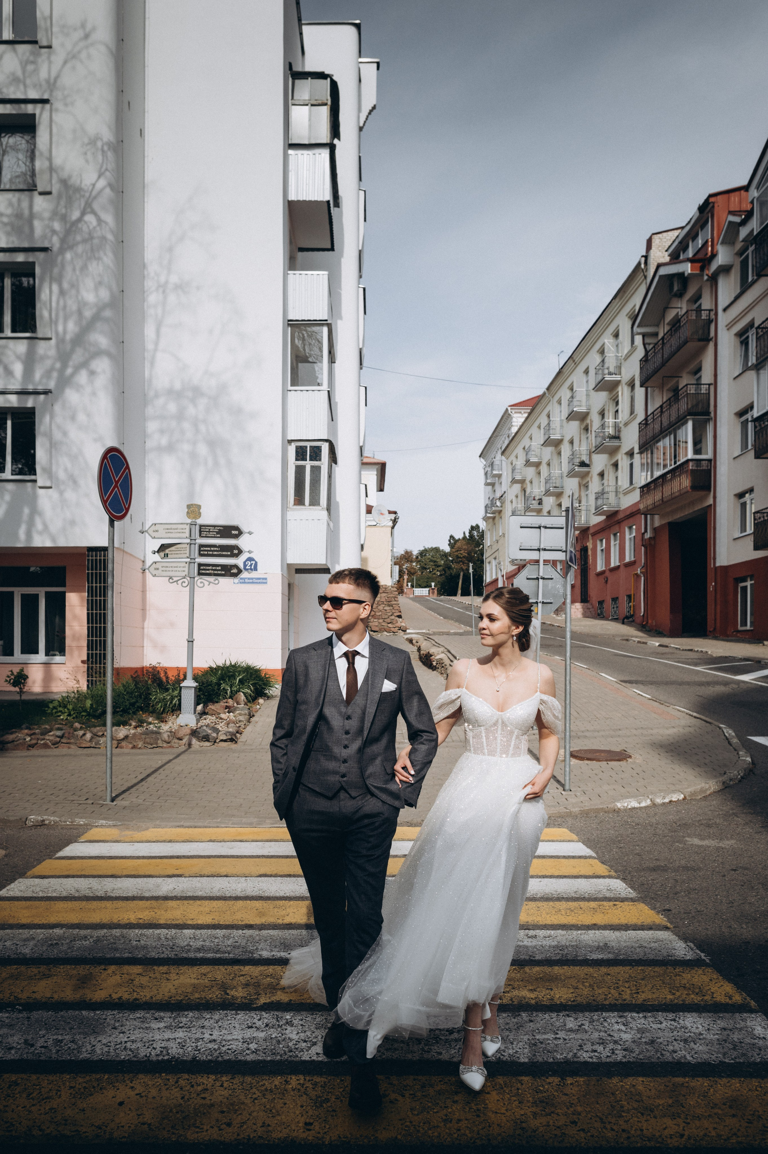 Свадебная пара гуляет по городу Полоцк