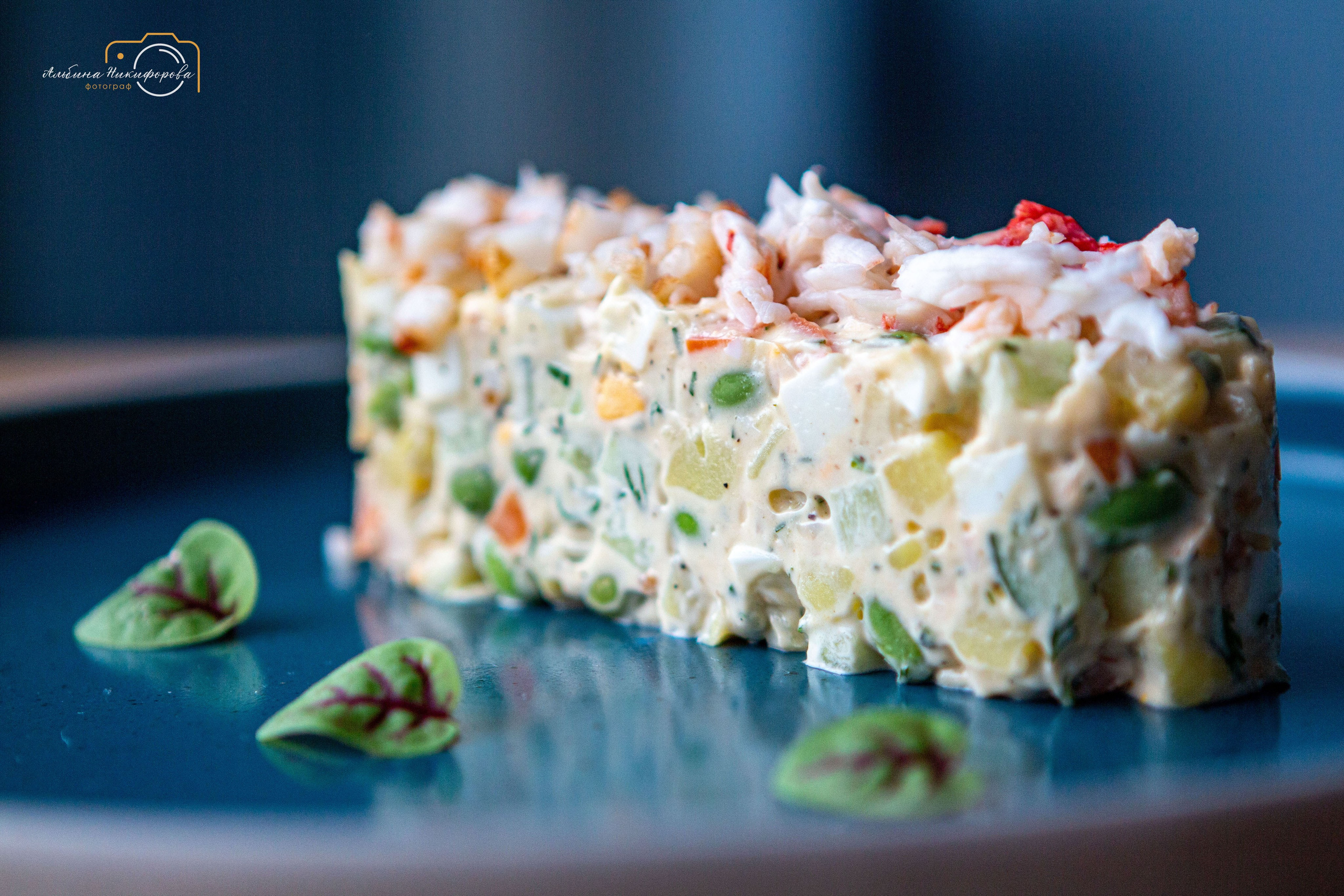 Салат с кальмарами и кабачками - это легкое и питательное блюдо, которое сочетает в себе нежное мясо кальмаров с хрустящими кусочками кабачков. Обычно такой салат заправляется оливковым маслом, лимонным соком или уксусом, а также может содержать различные травы и специи для дополнительного аромата. Это блюдо может быть украшено зеленью и подаваться как освежающий летний салат.