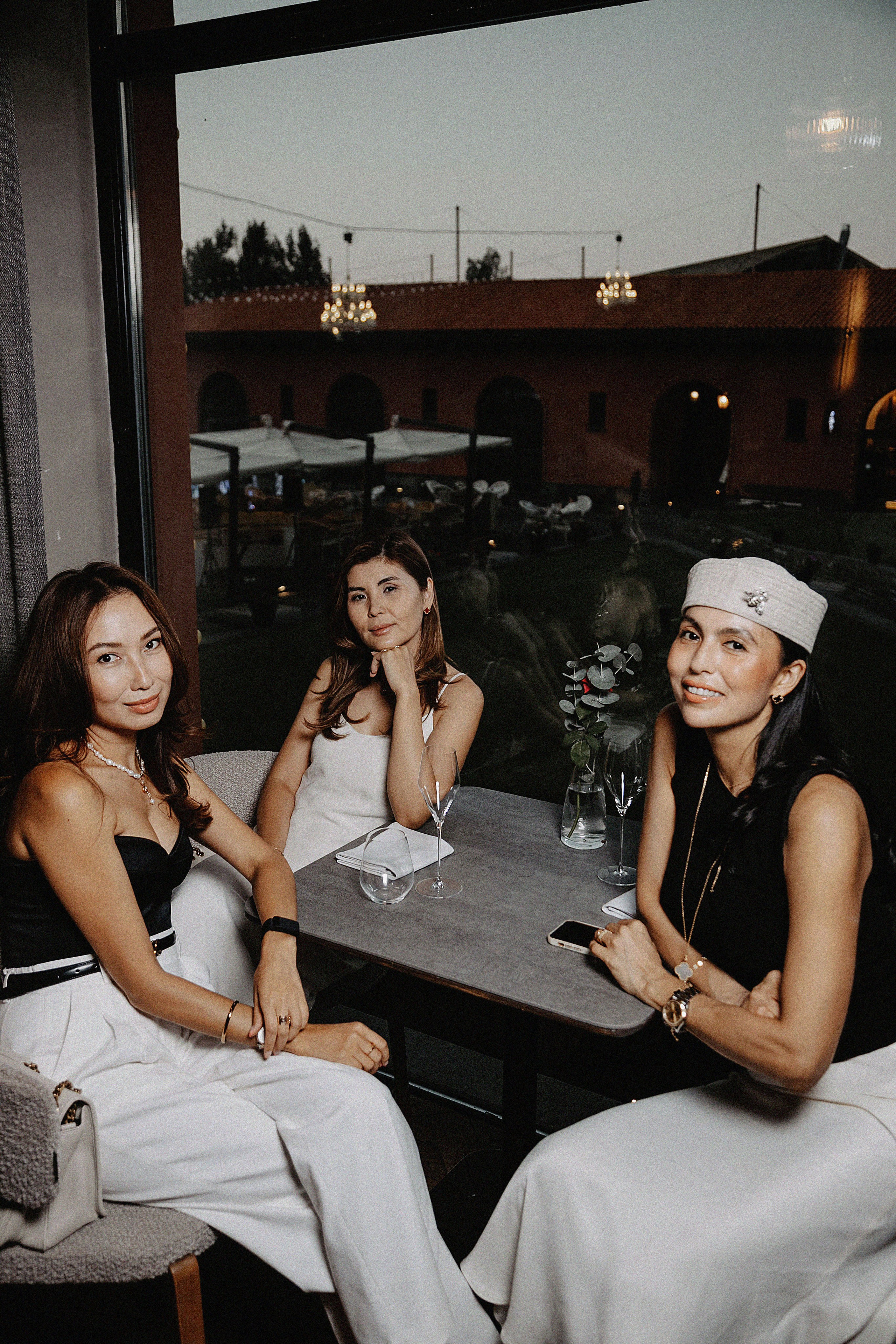 Фотосессия Карины Жулдыз и Айсулу на Villa dei Fiori. Свадебный, семейный и портретный фотограф в Алматы, Костанай