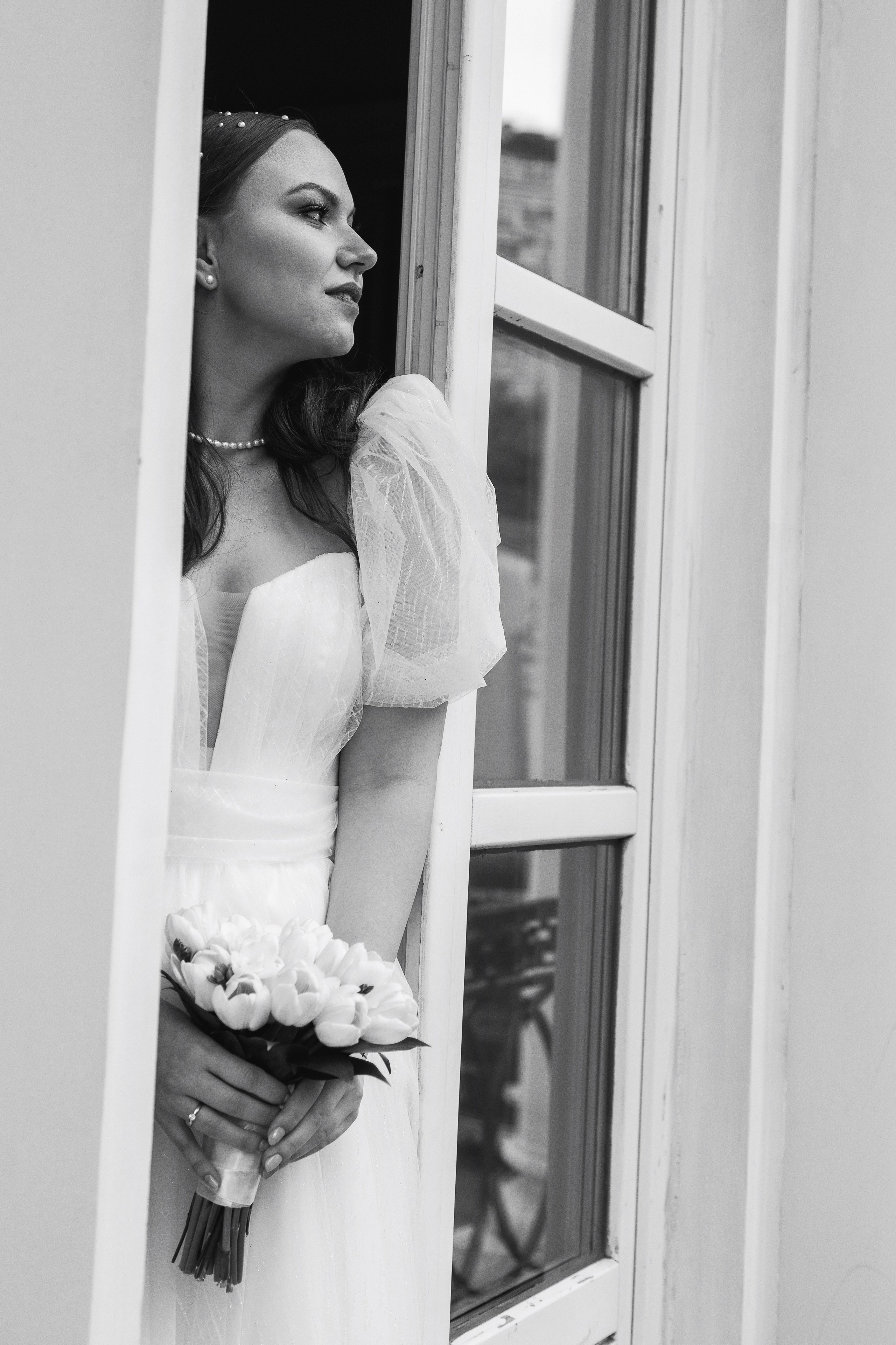 свадебный фотограф в усадьбе муравьёвых-апостолов, фотограф гладков дмитрий, портрет невесты на балконе