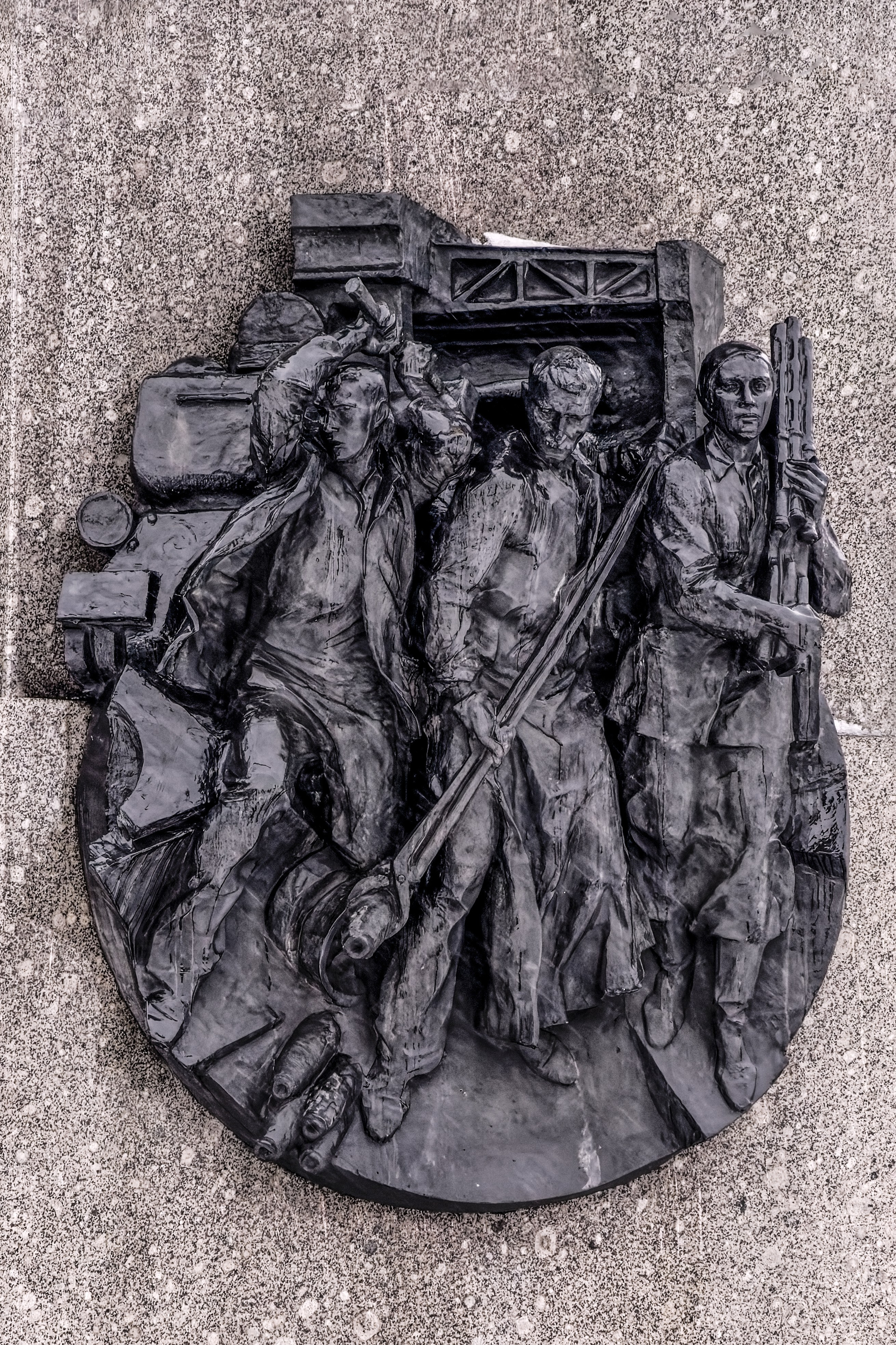 Горельеф «Тыл — фронту», 1985 год. Скульптор Борис Анатольевич Петров. Обелиск «Городу‑Герою Ленинграду». Санкт-Петербург, площадь Восстания.