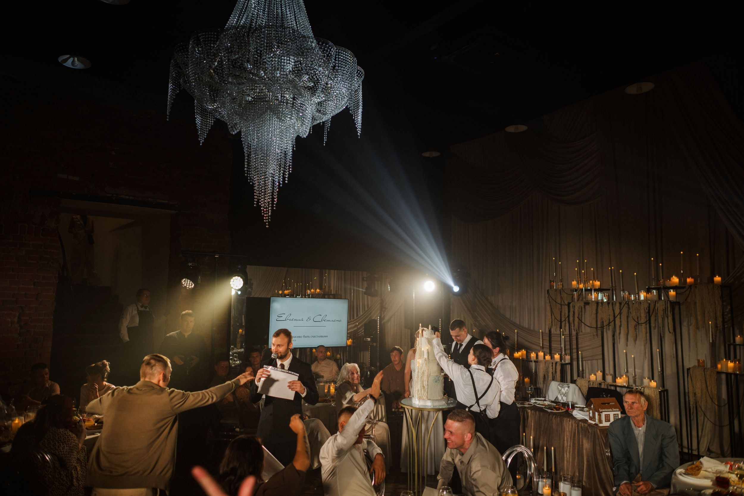 свет на вынос торта в The Hide