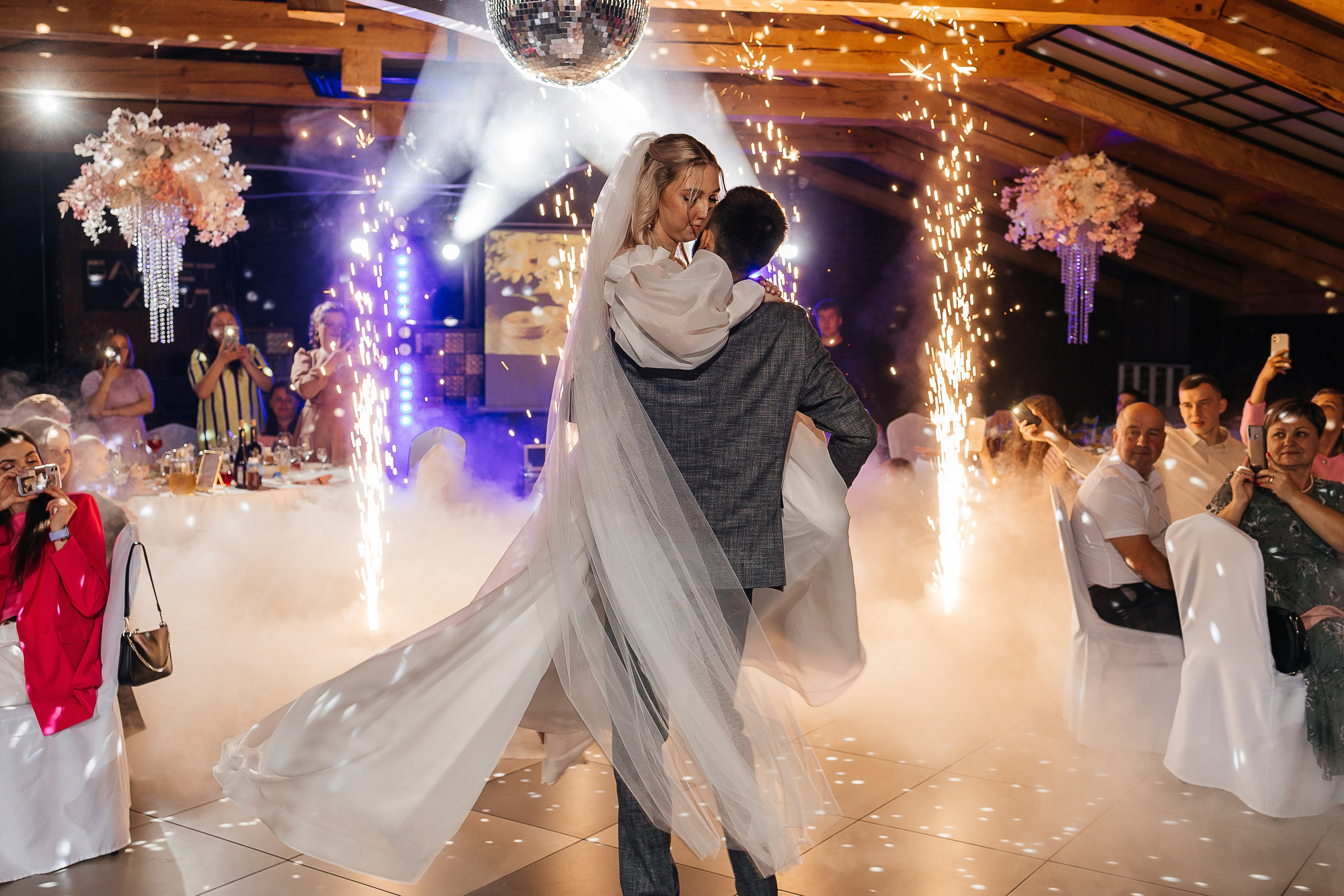 Чувственная первая встреча пары в отеле. Олег Сверчков | Свадебный фотограф Вологда