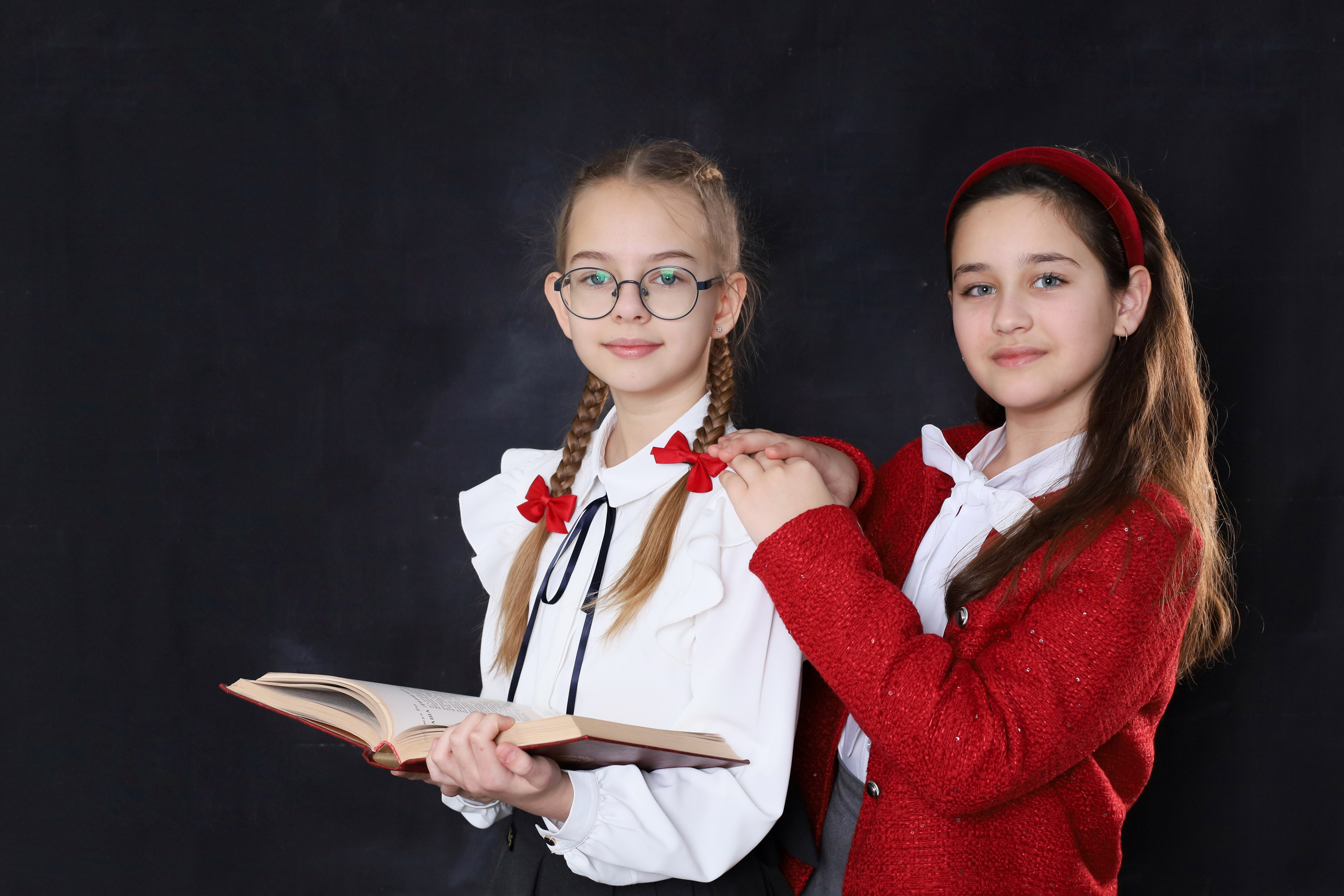4 класс на темном фоне тоже можно и даже нужно. Выпускные альбомы в Таганроге и Ростовской Области