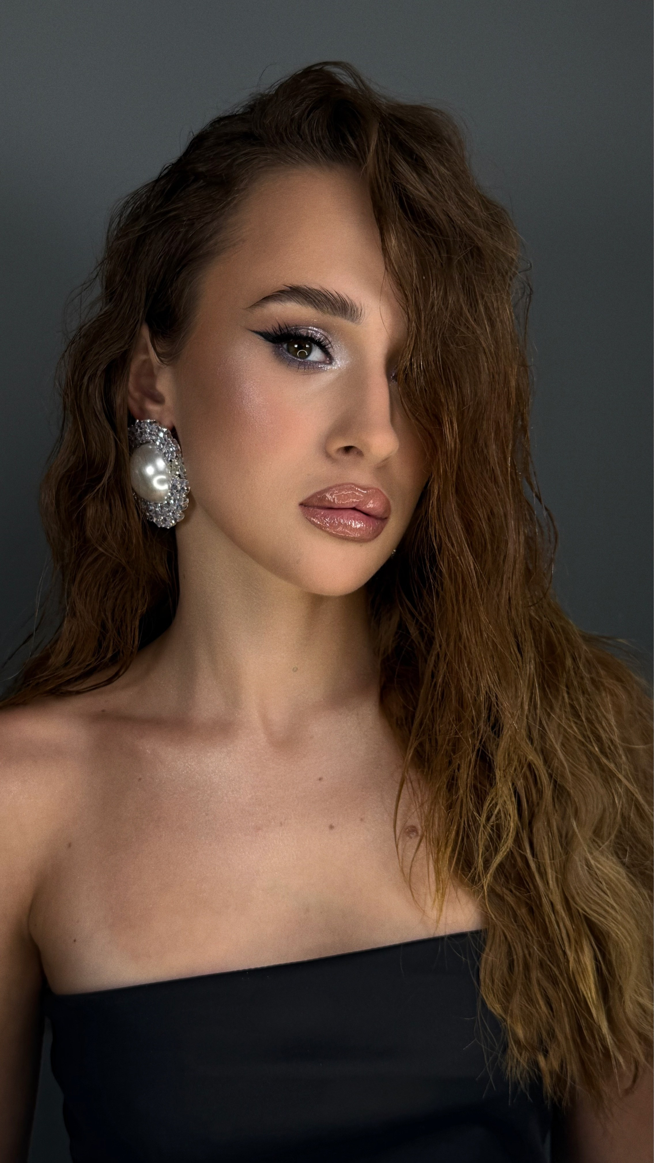 Услуги. Студия визажистов, стилистов по прическам, бровистов и мастеров по ресницам