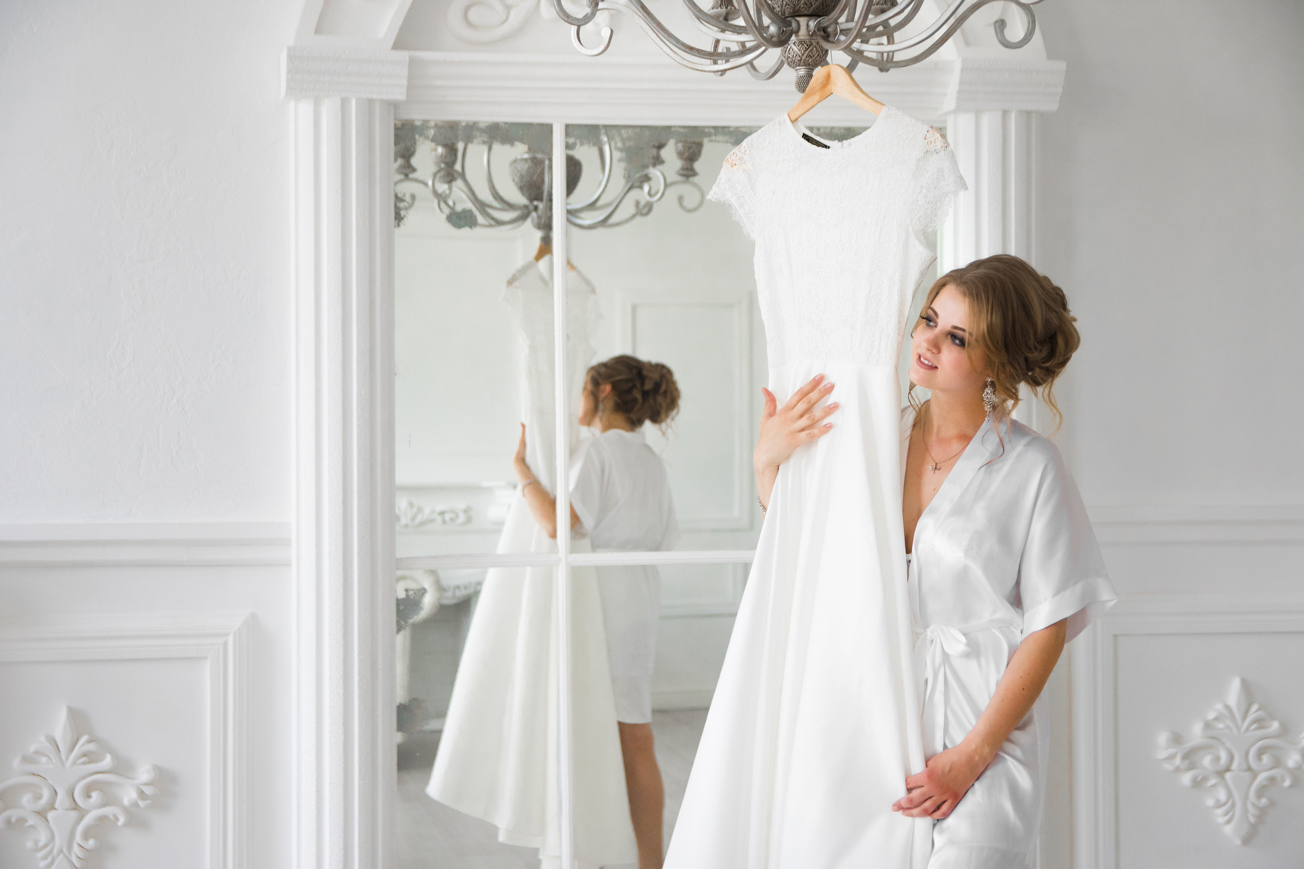 Невеста с платьем в фотостудии