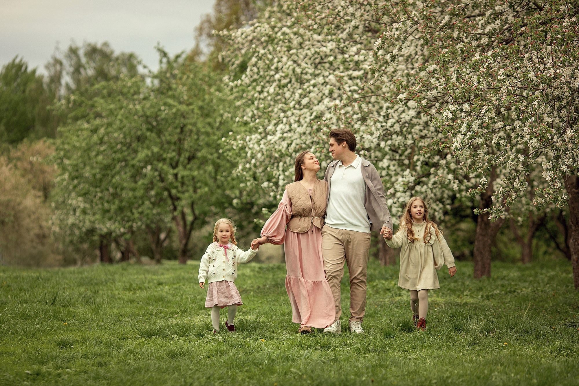 Искренняя семейная фотоистория в цветущем саду. Tatyana Nadezhdina Family photographer