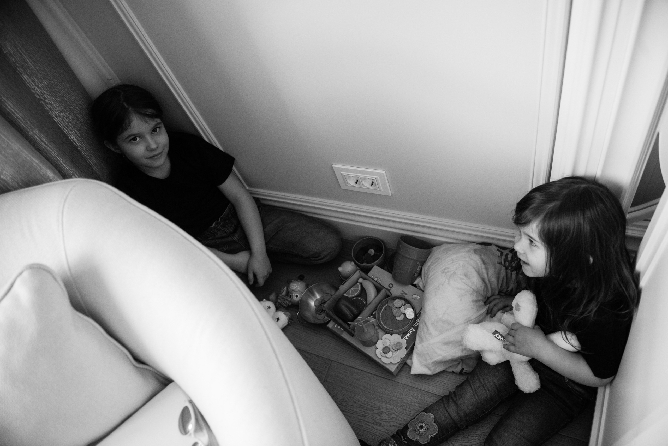 A family photo shoot at home, a family with a newborn baby. Photographer Elena Carruthers, Scotland
