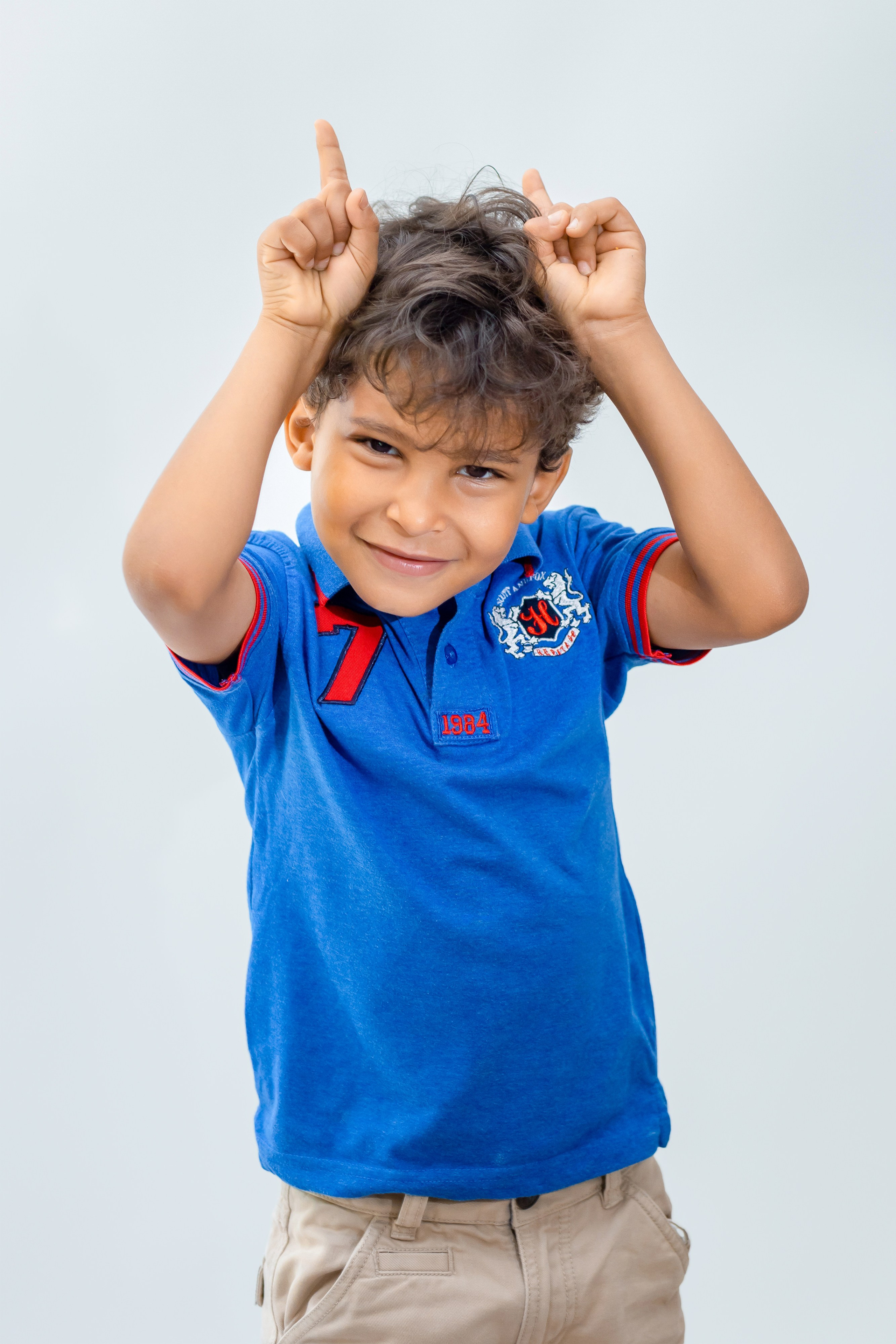 Яркие дети на светлом фоне. Семейный и детский фотограф в Ростове-на-Дону