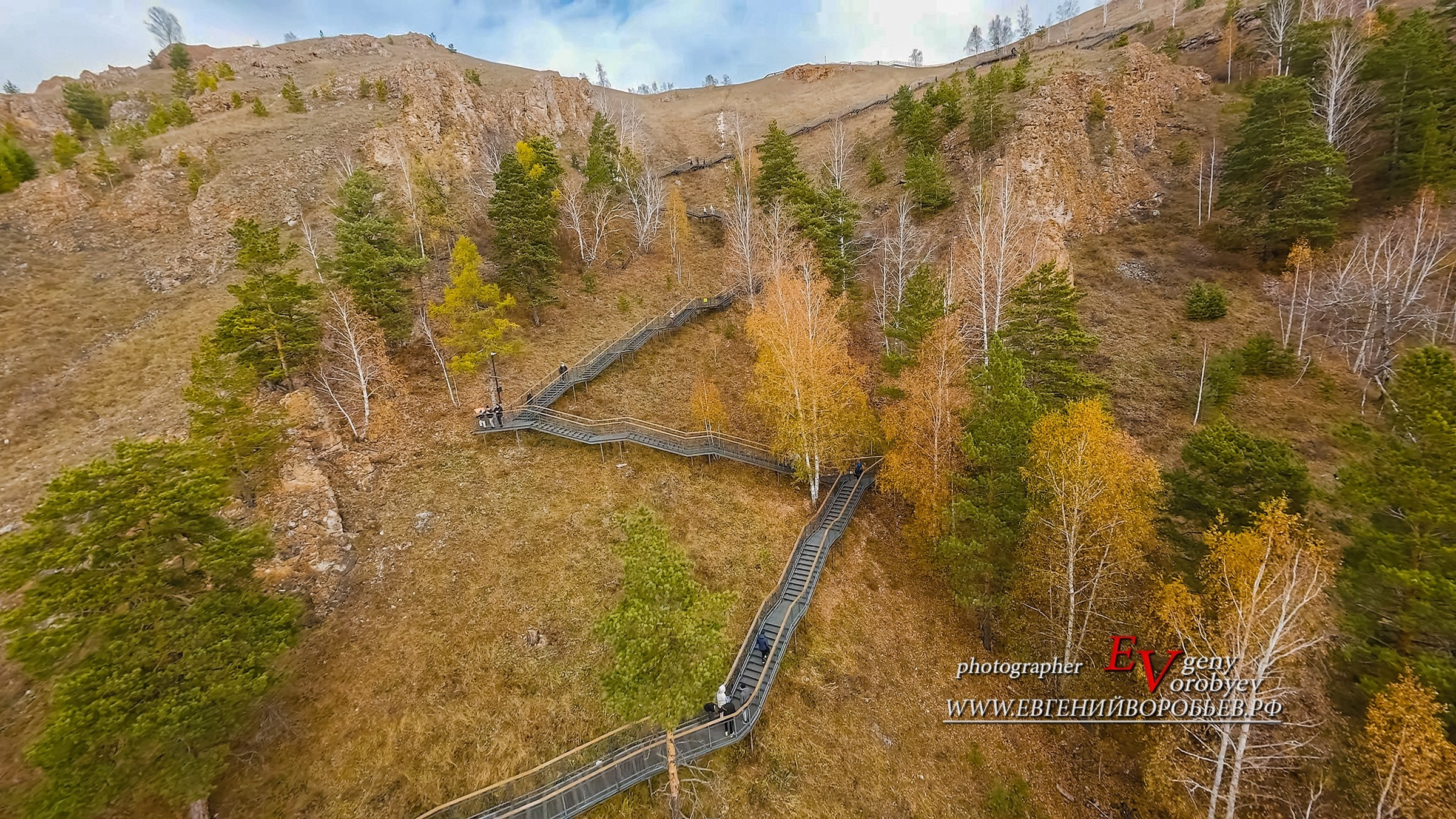 самая длинная лестница Торгащинский хребет индивидуальный тур Красноярск экскурсии фото интересные места что посмотреть куда сходить что посетить достопримечательности Красноярска фототур фотосессия аренда кабриолета аренда микроавтобуса трансфер цена заказать экскурсию программа маршрут смотровые площадки видовые красивые места Национальный парк заповедник Столбы Дивногорск Красноярская ГЭС путешествие туристический маршрут место силы Часовня Параскевы Пятницы Коммунальный мост остров Татышев Бобровый лог Николаевская сопка набережная Енисея село Овсянка музей Астафьева Караульная гора Виноградовский мост гид экскурсовод индивидуальная экскурсия фотосъемка виды на Енисей фанпарк Бобровый лог парк флоры и фауны Роев ручей Торгашинский хребет скала Такмак вантовый мост куда сходить цены расписание заказать онлайн экскурсионное обслуживание трансфер на комфортабельном автобусе
