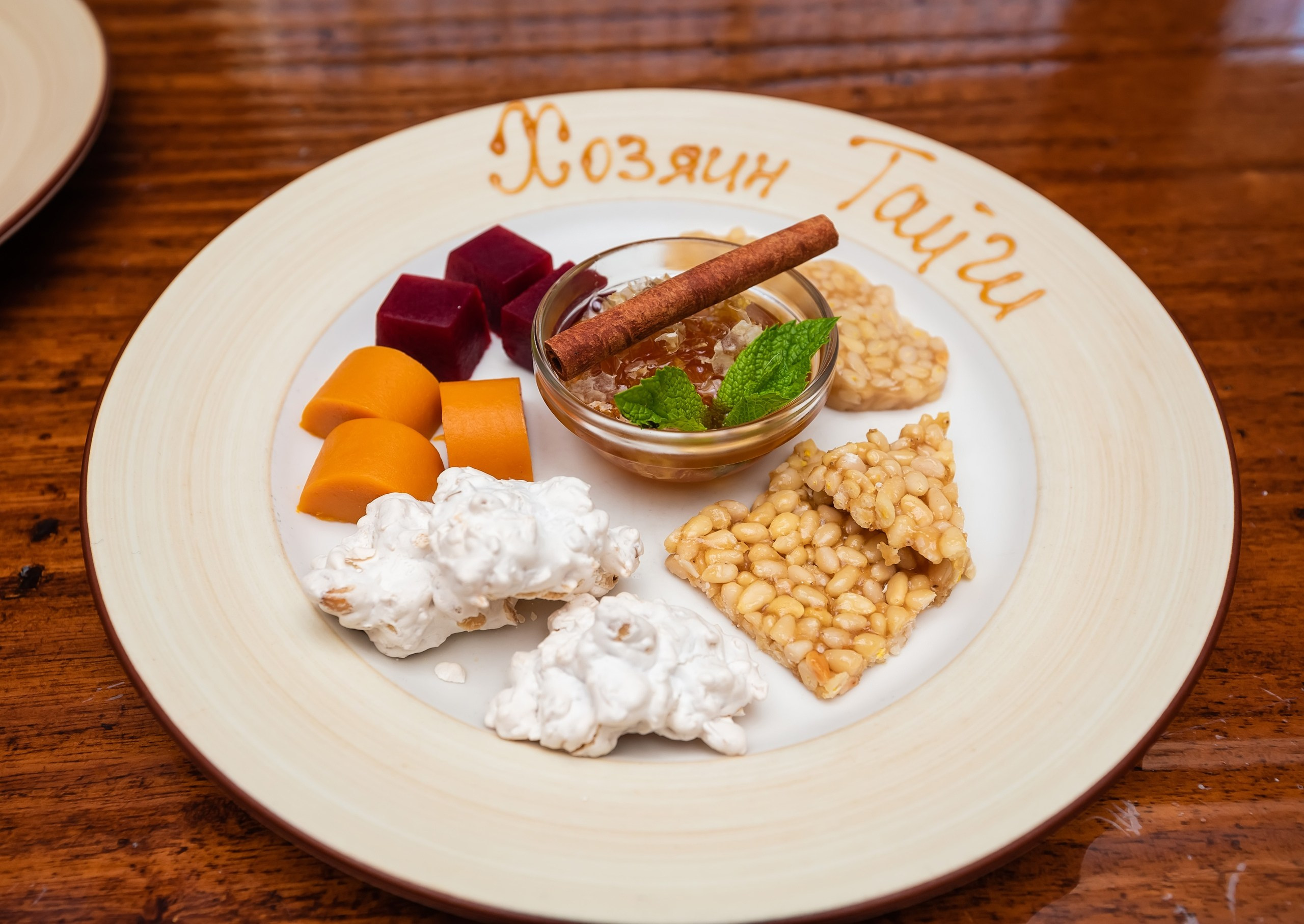 фирменный десерт ресторан хозяин тайги ресторан кафе где вкусно поесть в Красноярске меню ресторан сибирская кухня экскурсии Красноярск индивидуальный тур фото интересные места что посмотреть куда сходить что посетить достопримечательности в Красноярске фототур аренда кабриолета микроавтобуса трансфер цена заказать экскурсию программа маршрут смотровые площадки видовые красивые места Национальный парк заповедник Столбы Дивногорск Красноярская ГЭС путешествие туристический маршрут