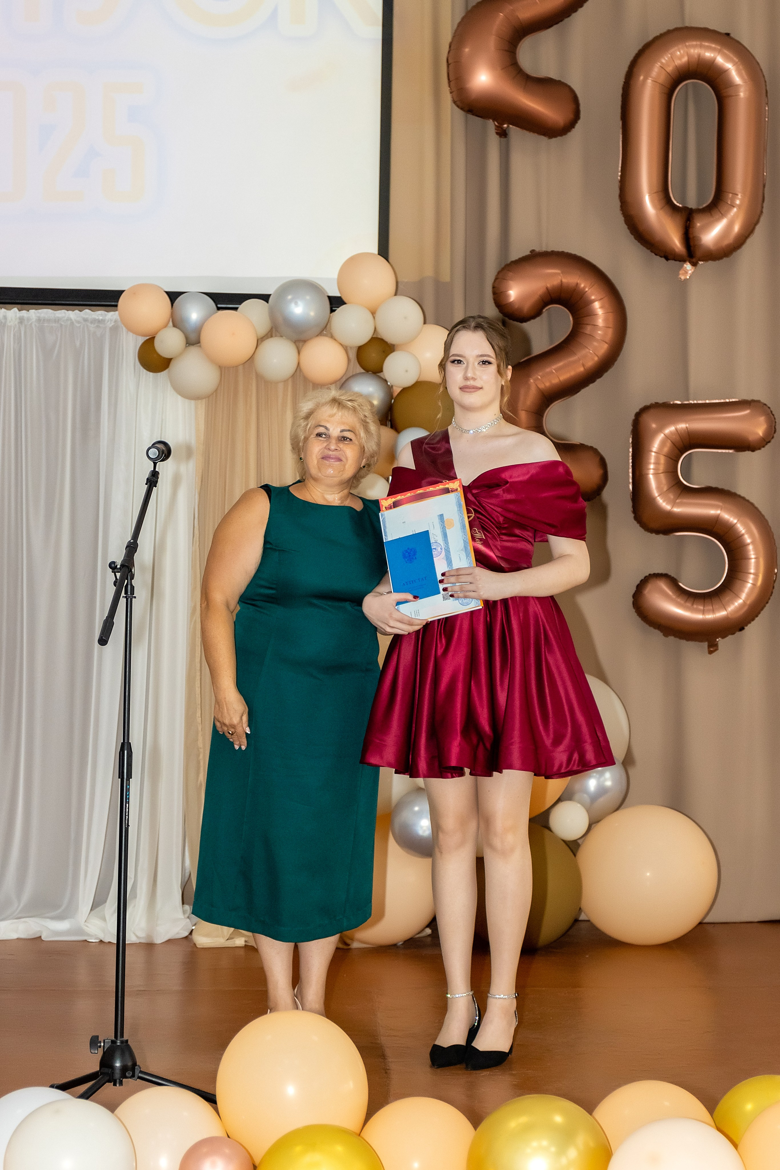 Выпускной. Школа 22, 11 класс. Стильный выпускной альбом Владивосток фотограф Вероника Мигачева