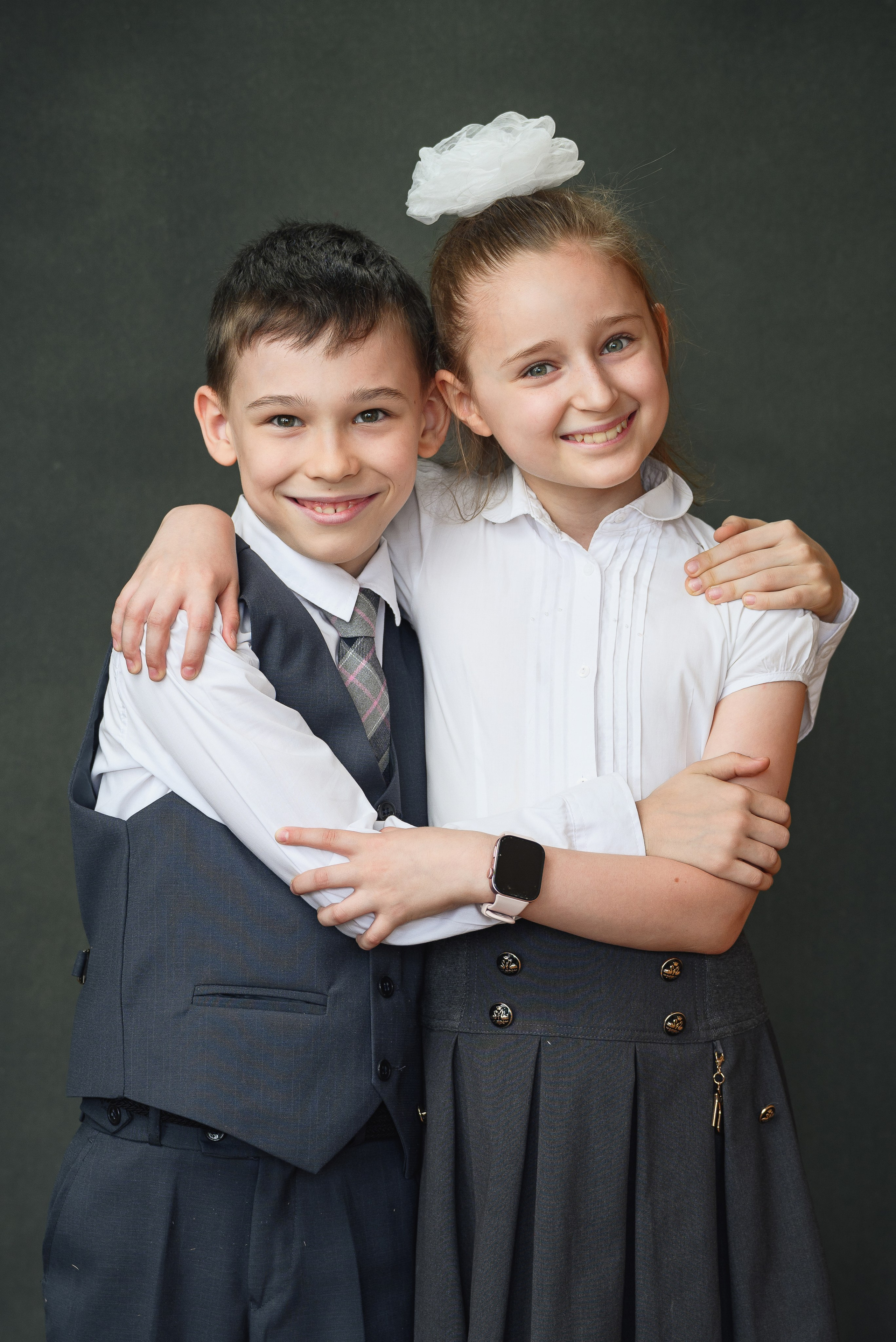 Портрет школьников начальной школы в школьной форме.