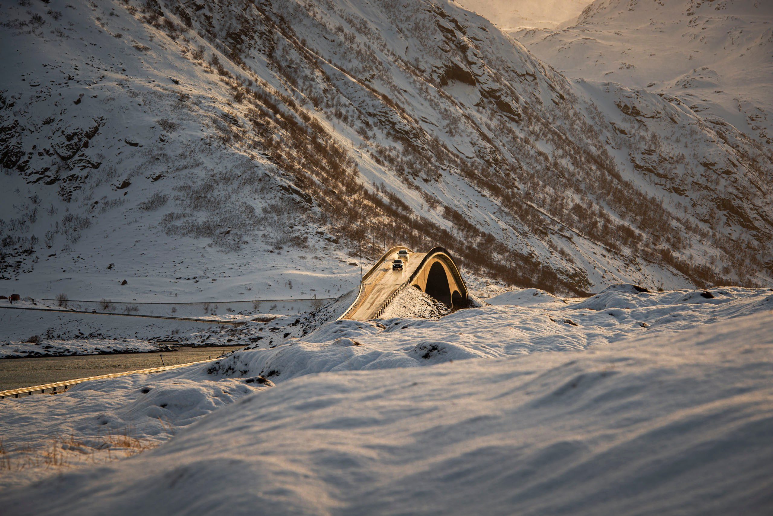 Arctic bridges connecting the Lofoten islands — северный пейзаж с графичными линиями мостов.