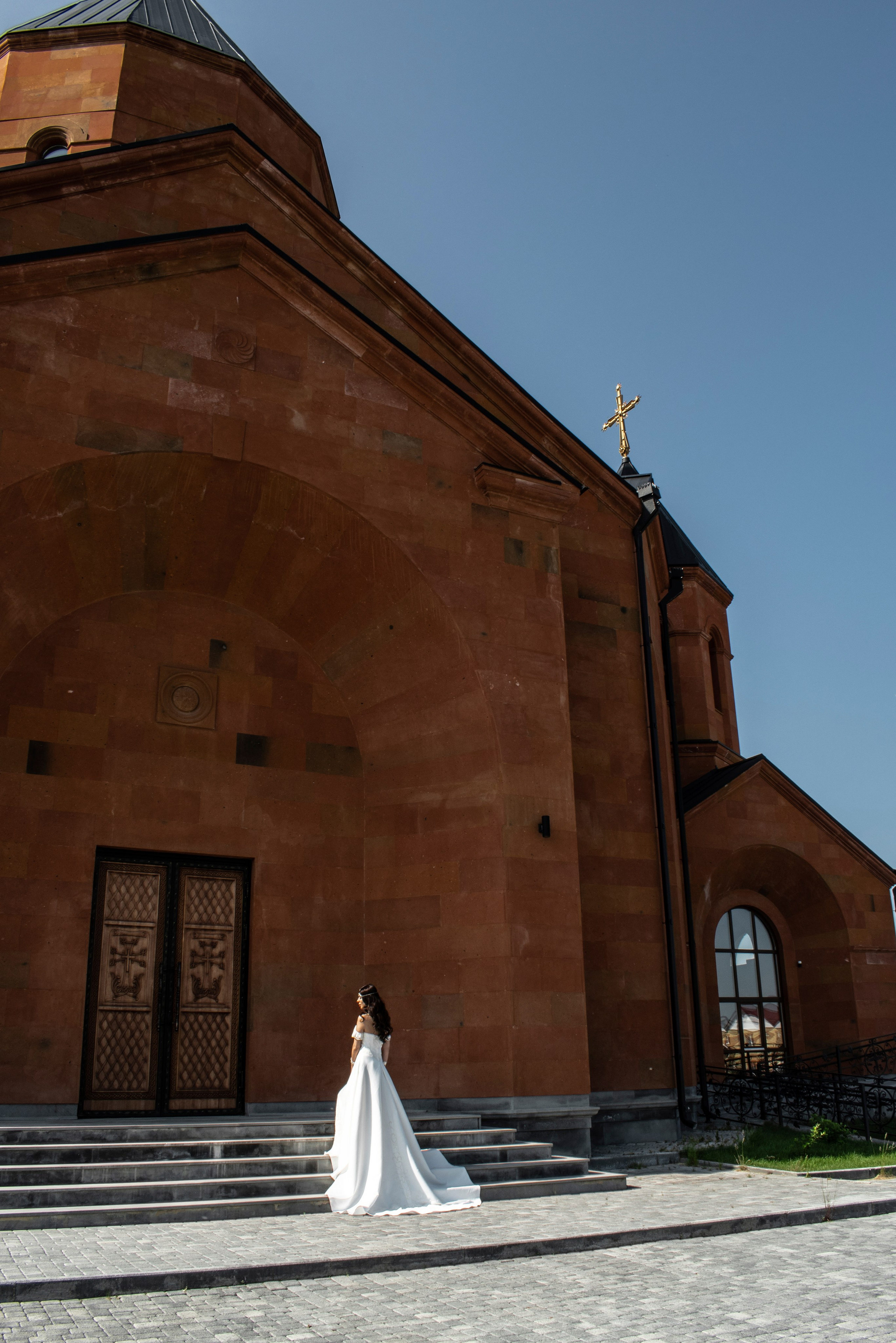 В свадебном платье возле армянской церкви. Портретный фотограф Кристина Саргсян