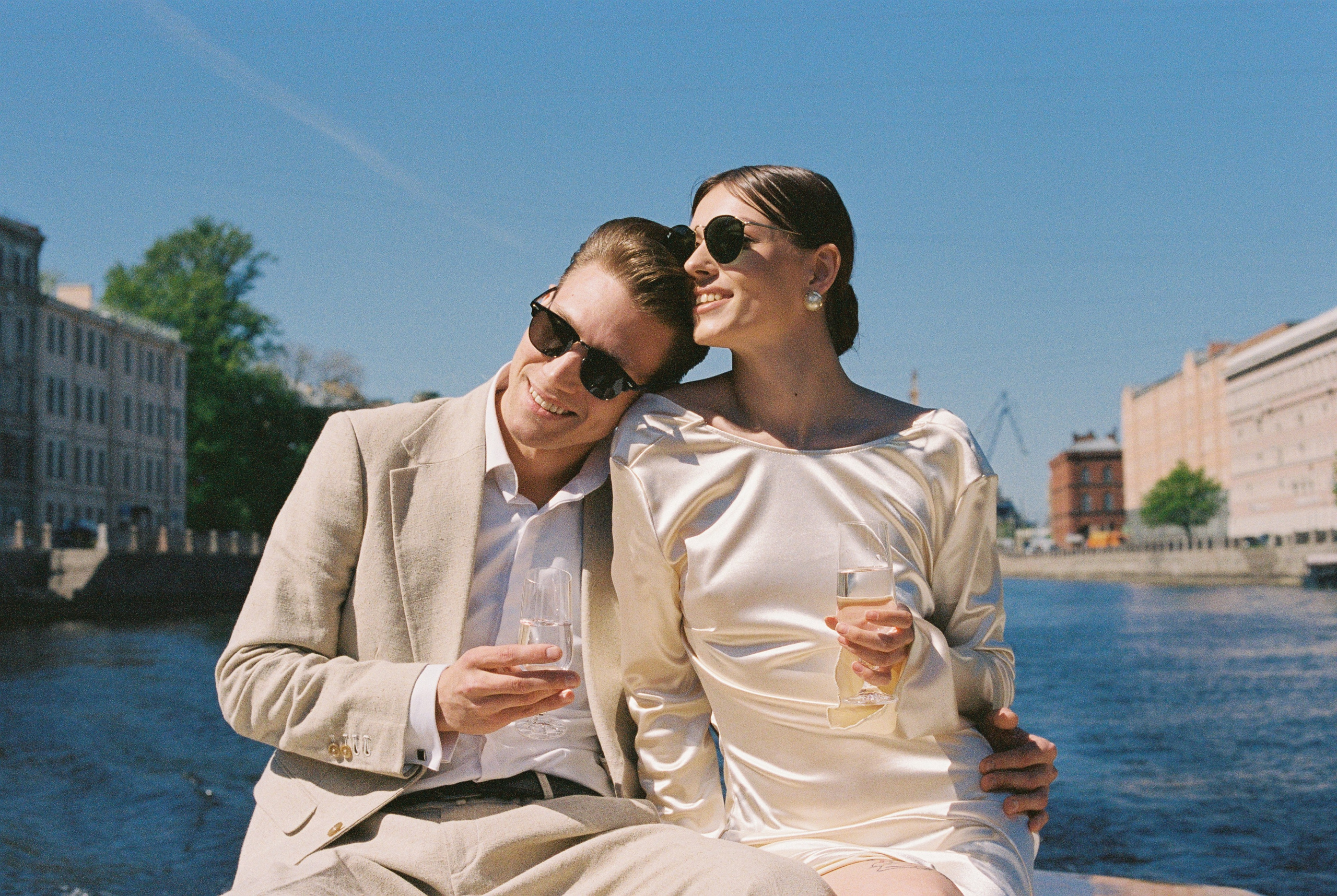 Прогулка по рекам и каналам Петербурга — свадебная фотосессия на катере. Свадебный фотограф Дмитрий Родионов — Санкт-Петербург и Ленинградская область