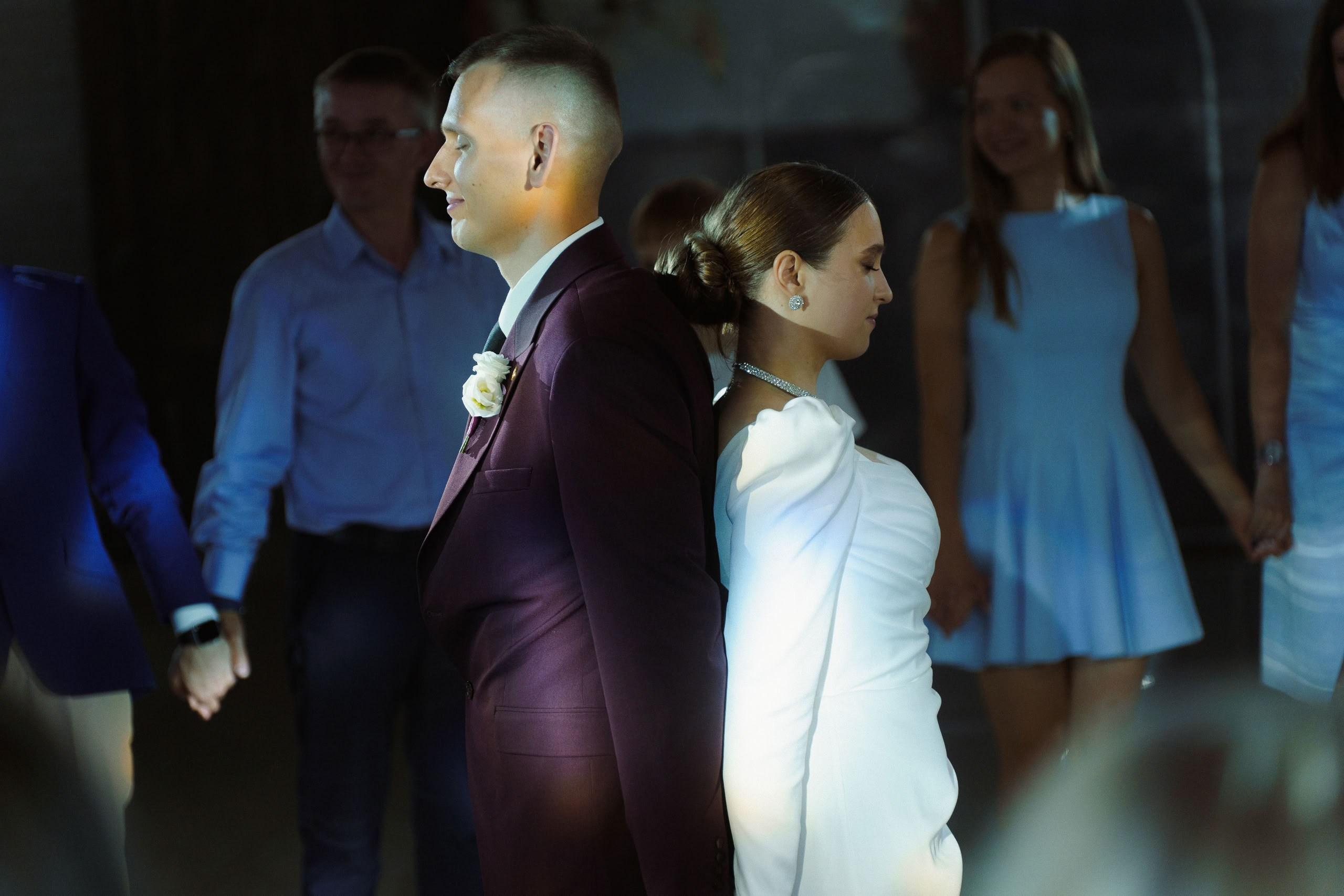 Жених и невеста держатся за руки на свадебном банкете