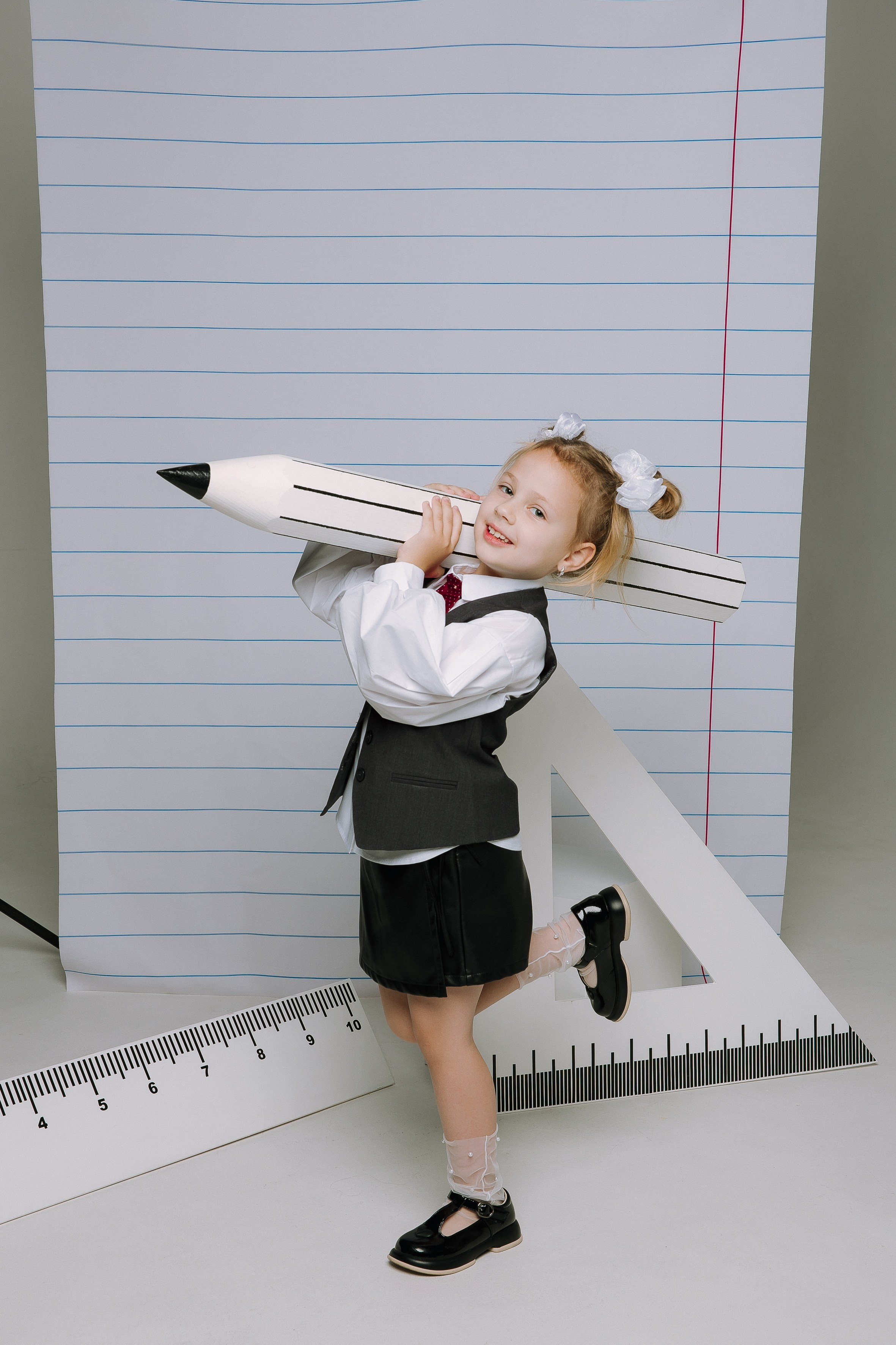 Студия- Портреты начальная школа (С реквизитом). Выпускные альбомы Натальи Бутко: Новороссийск, Анапа, Геленджик