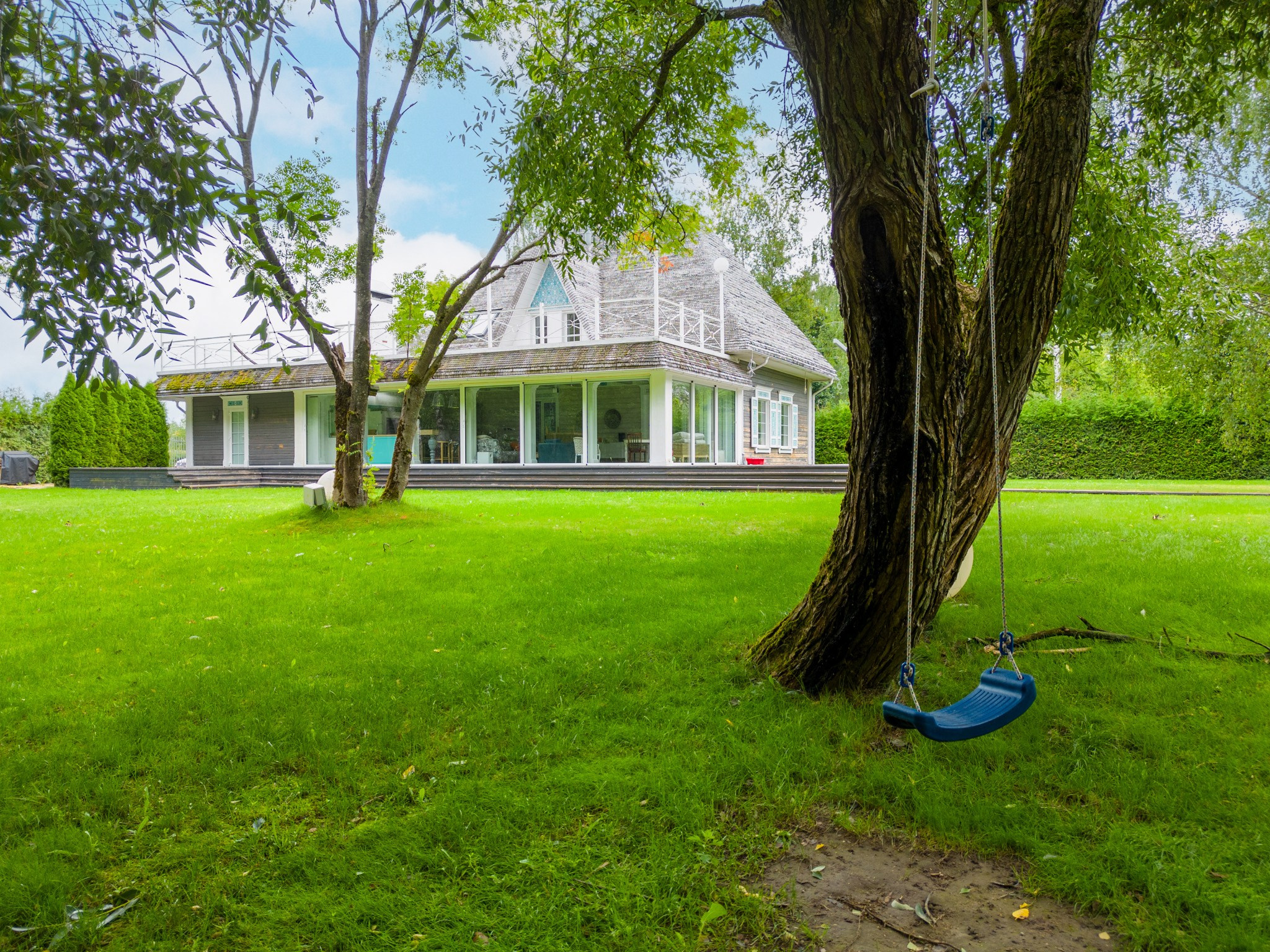 Фотограф Sakavita Media - фото загородного особняка и зеленой лужайки