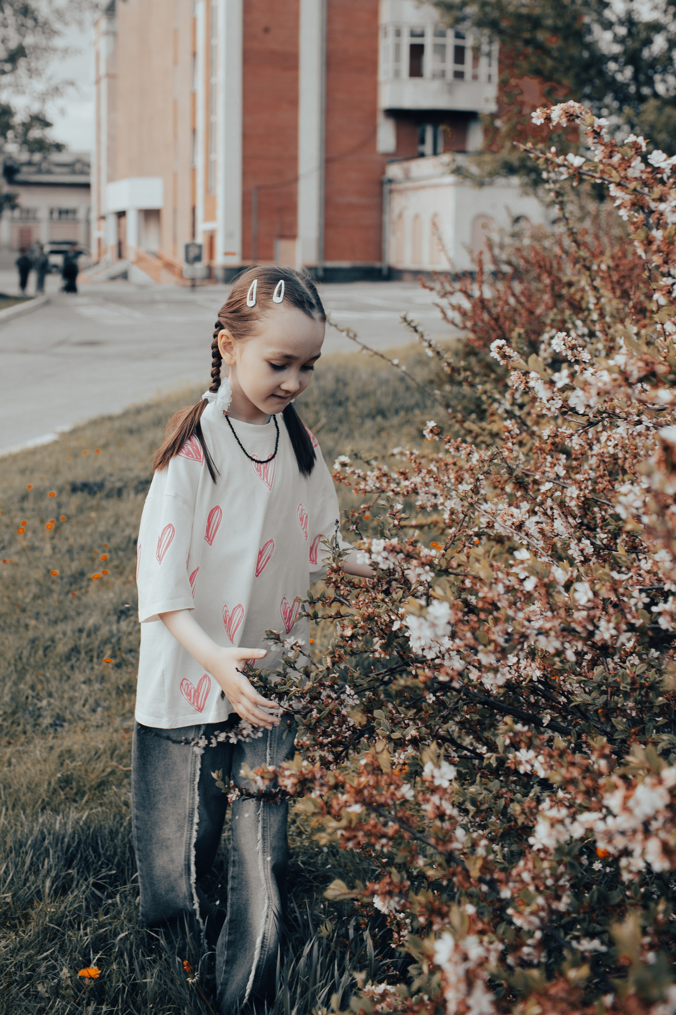 Мадина в цветущем парке. Семейный и детский фотограф в Хабаровске Алевтина Проскурякова