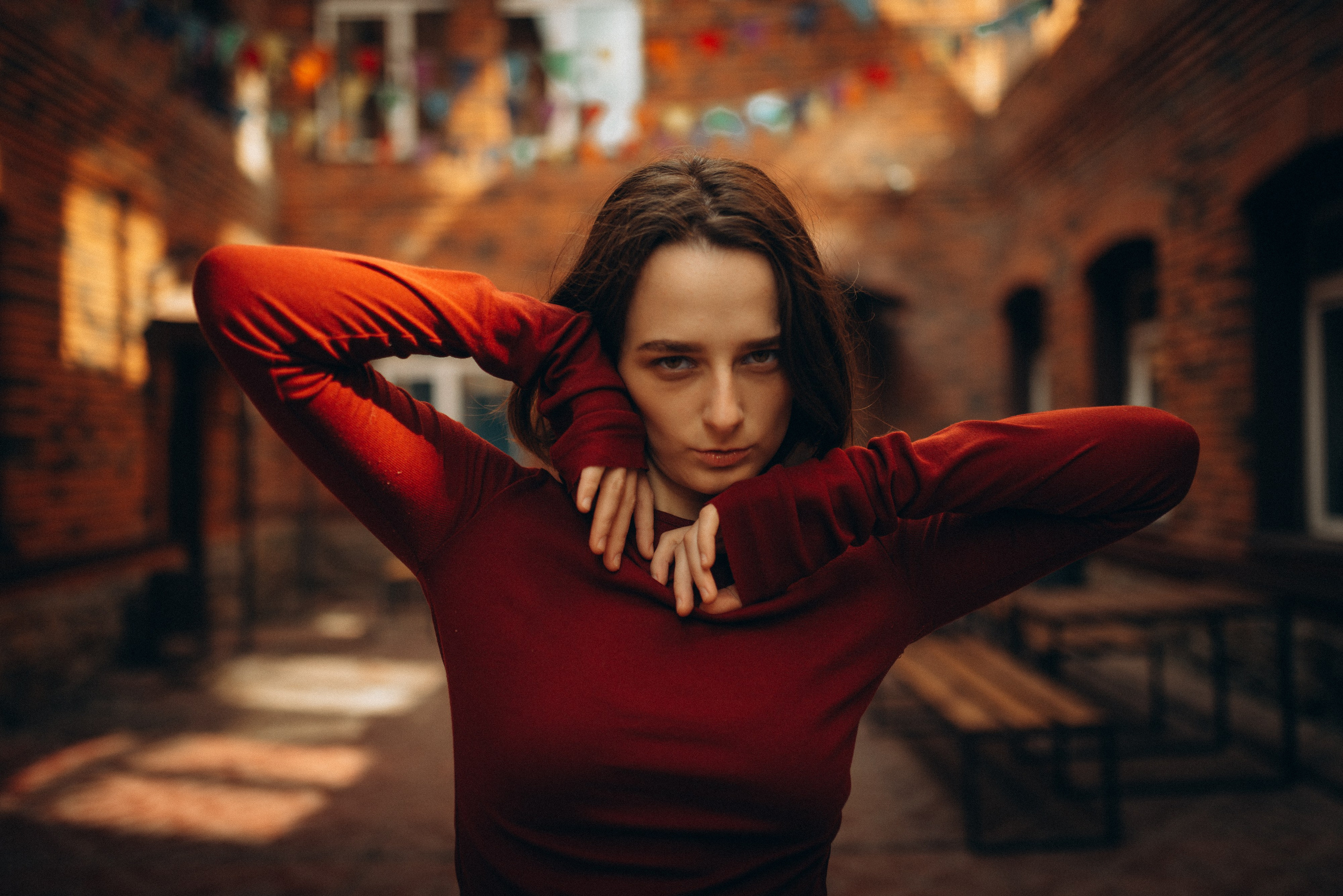 Женский портрет в красной водолазке и белой юбке, контрастное фото на фоне кирпичной кладки и металлических конструкций. Фотосессия в Новосибирске. 5.