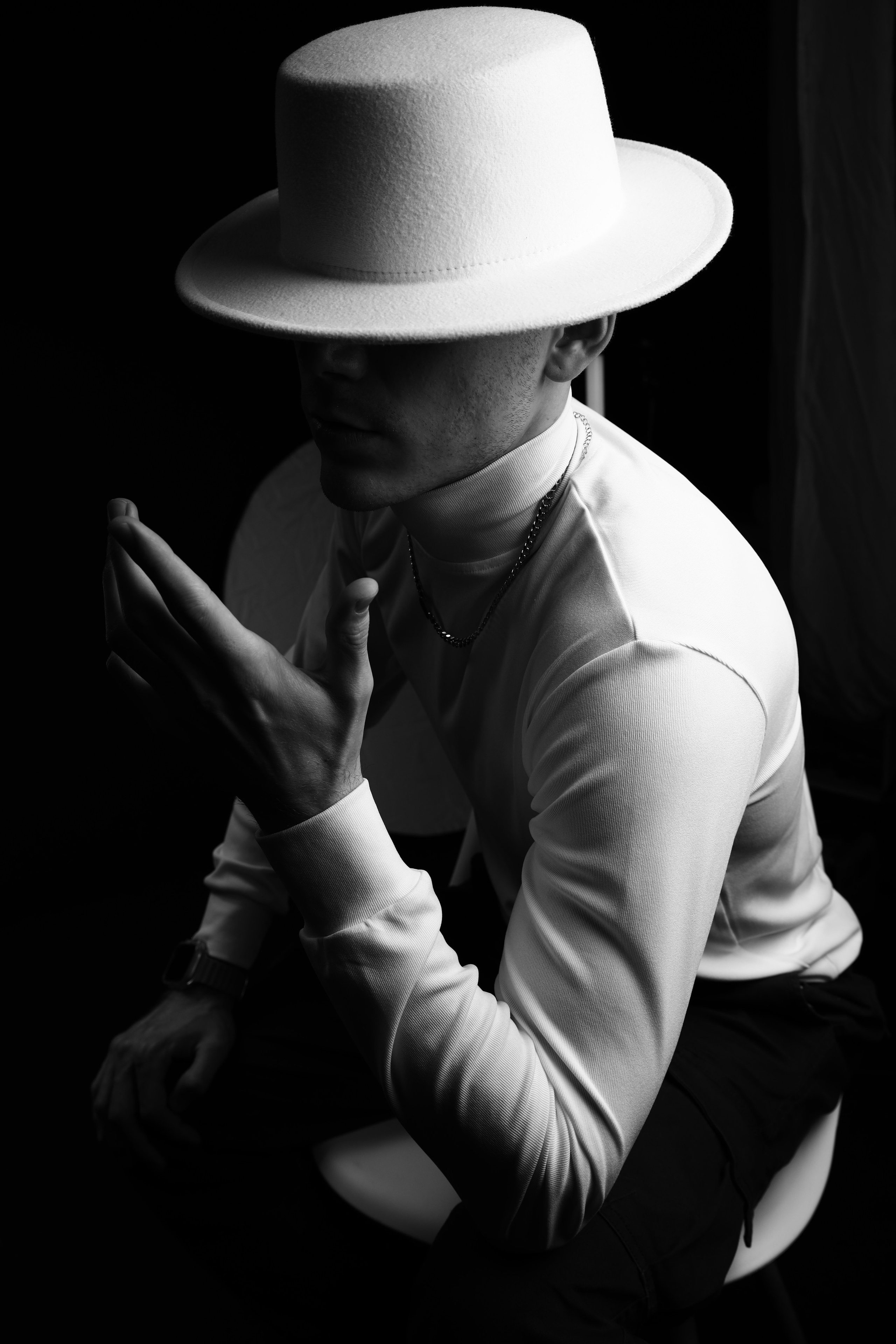 The White hat Alex. Профессиональный фотограф в Воронеже Владислав Крылов