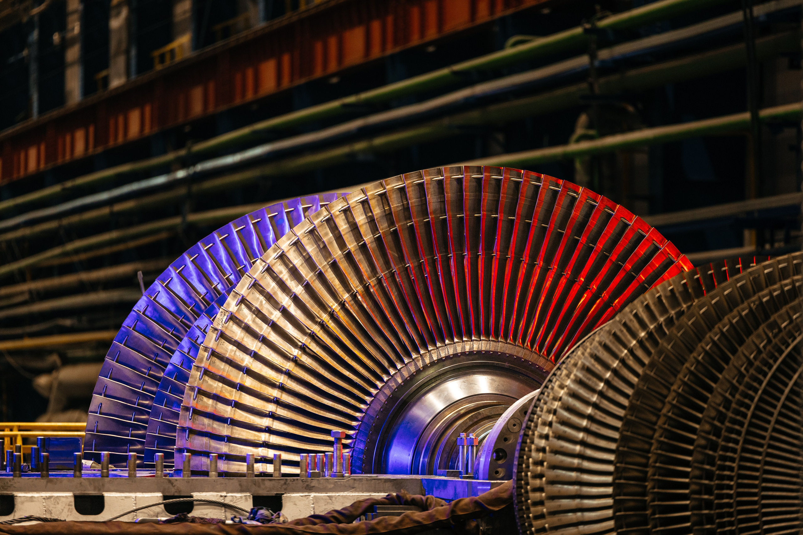 Яркая промышленная съёмка на стыке реальности и визуальных трендов