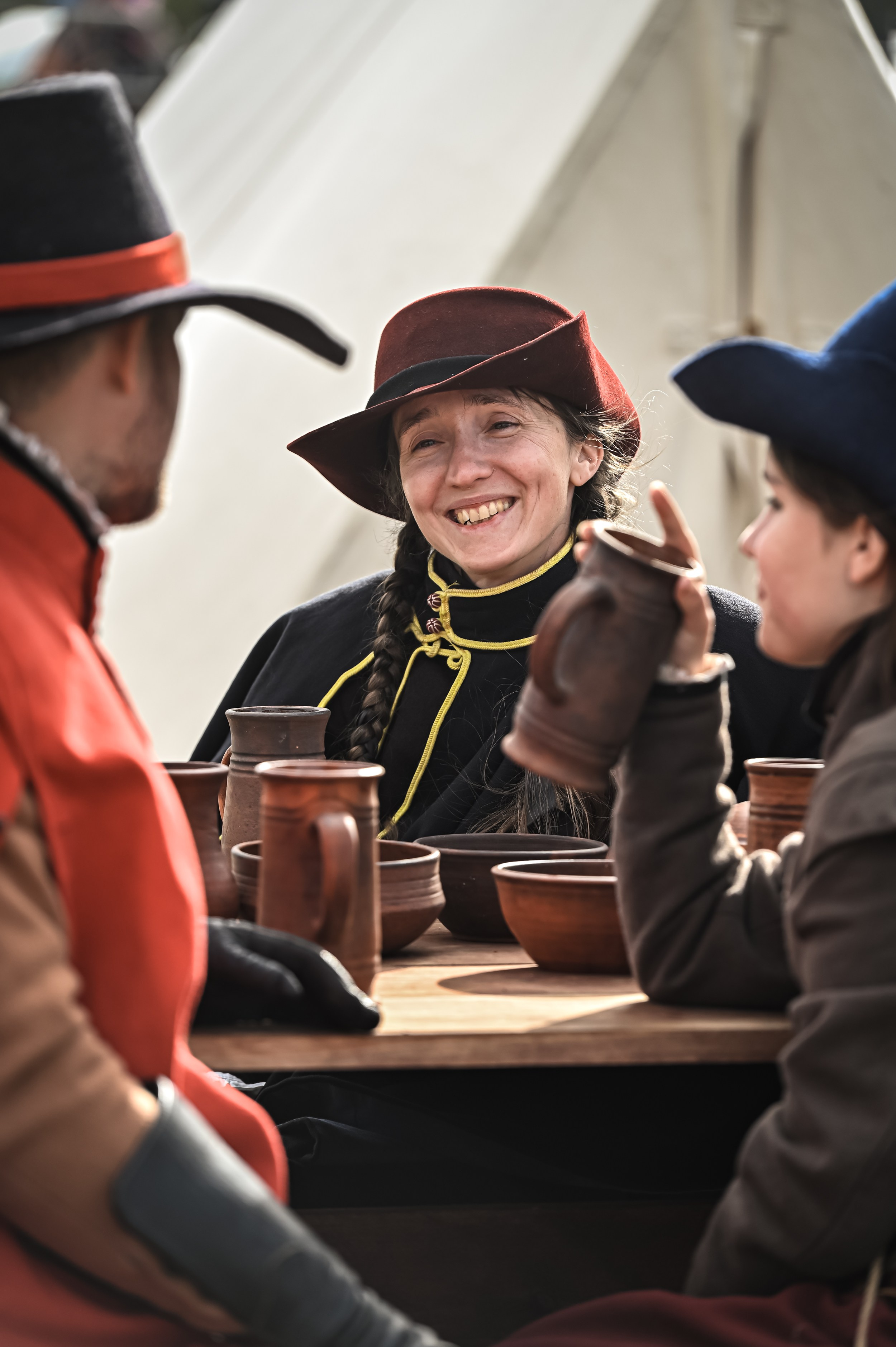 Женщина-реконструктор в историческом образе на фестивале