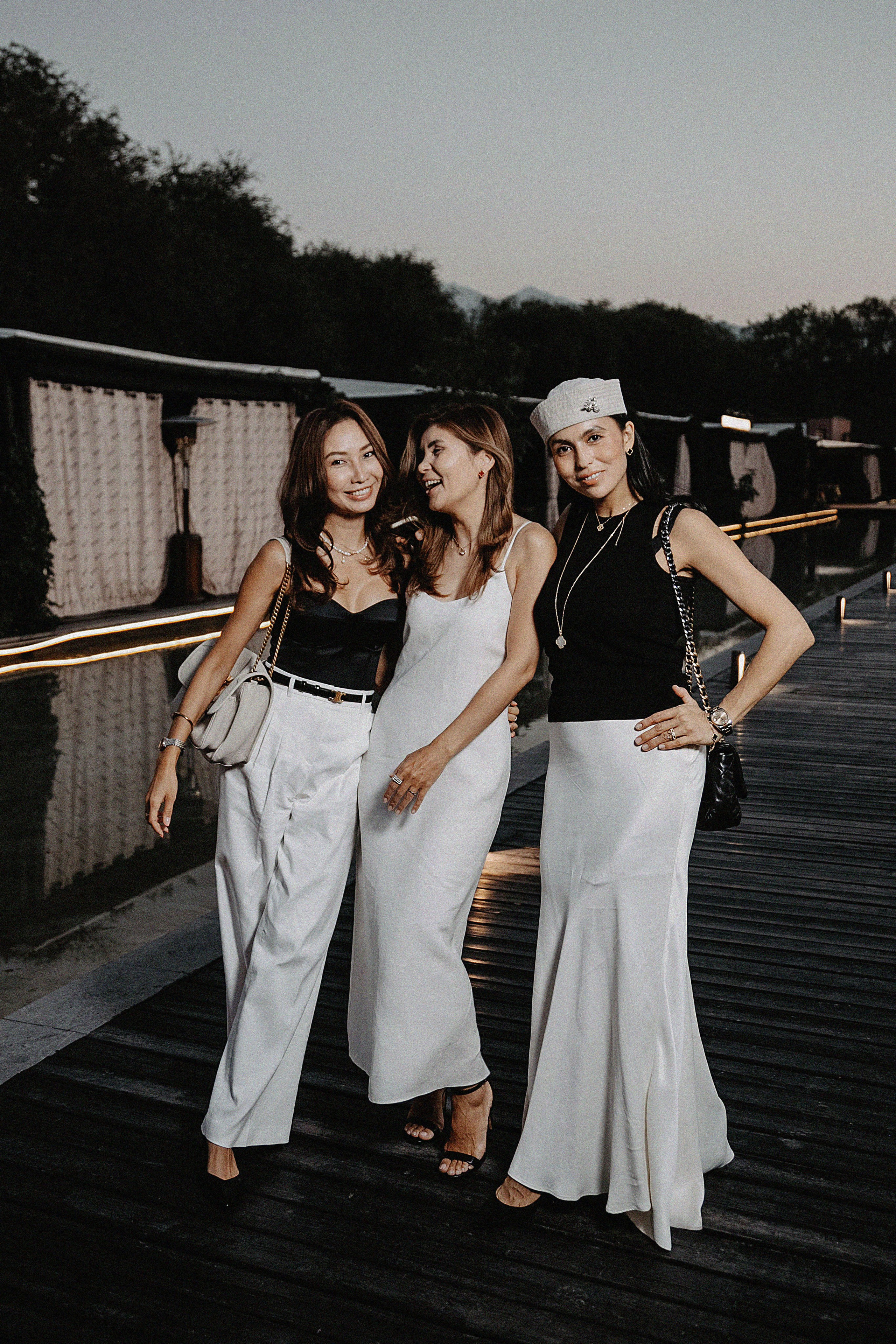 Фотосессия Карины Жулдыз и Айсулу на Villa dei Fiori. Свадебный, семейный и портретный фотограф в Алматы, Костанай