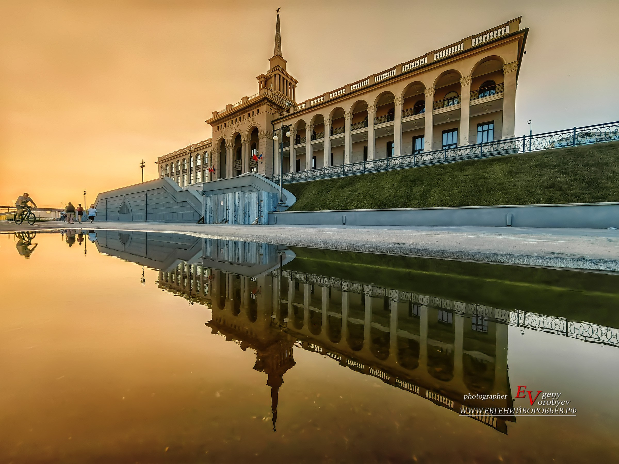 Речной вокзал центральная набережная экскурсии Красноярск индивидуальный тур фото интересные места что посмотреть куда сходить что посетить достопримечательности Красноярска фототур фотосессия аренда кабриолета аренда микроавтобуса трансфер цена заказать экскурсию программа маршрут смотровые площадки видовые красивые места Национальный парк заповедник Столбы Дивногорск Красноярская ГЭС путешествие туристический маршрут место силы Часовня Параскевы Пятницы Коммунальный мост остров Татышев Бобровый лог Николаевская сопка набережная Енисея село Овсянка музей Астафьева Караульная гора Виноградовский мост гид экскурсовод индивидуальная экскурсия фотосъемка виды на Енисей фанпарк Бобровый лог парк флоры и фауны Роев ручей Торгашинский хребет скала Такмак вантовый мост куда сходить цены расписание заказать онлайн экскурсионное обслуживание трансфер на комфортабельном автобусе