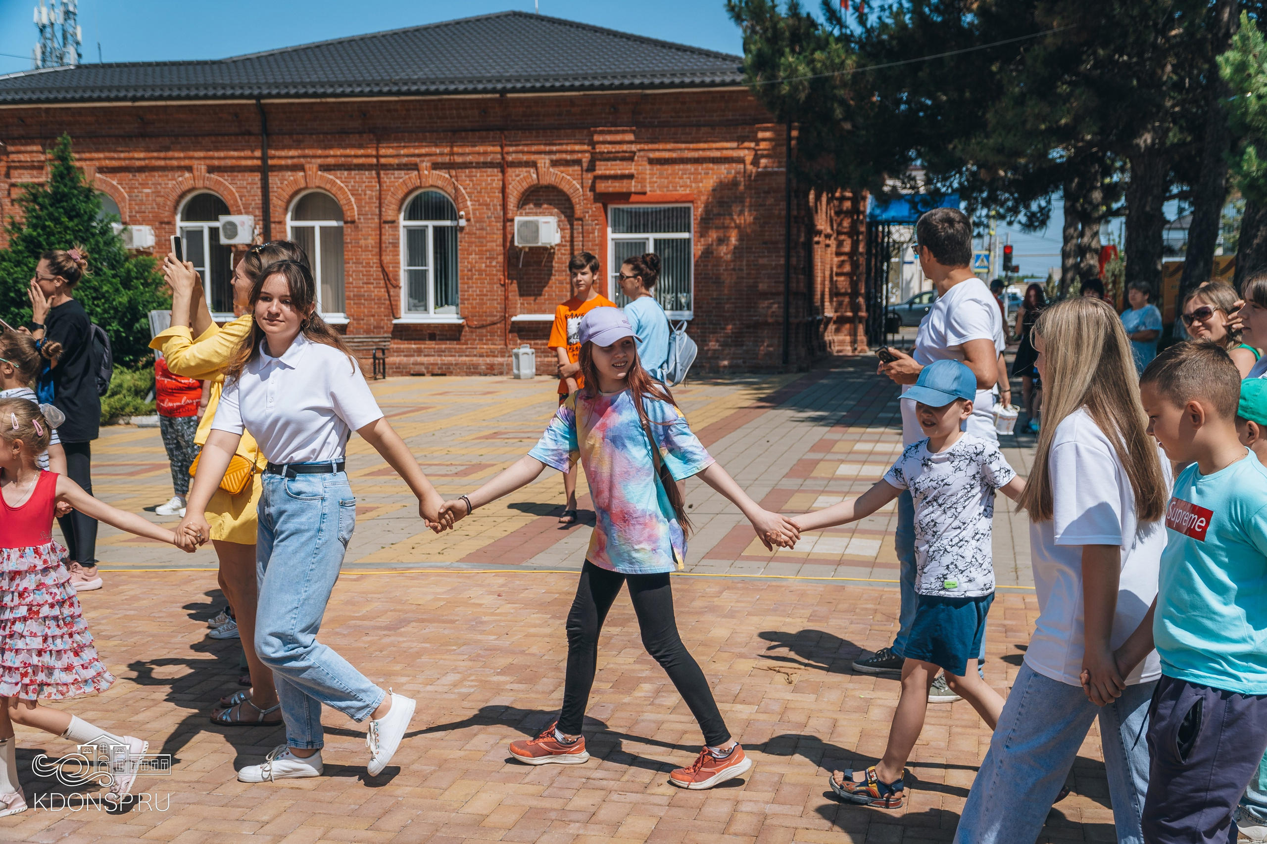 Должны смеяться дети. Новотитаровский Дом культуры