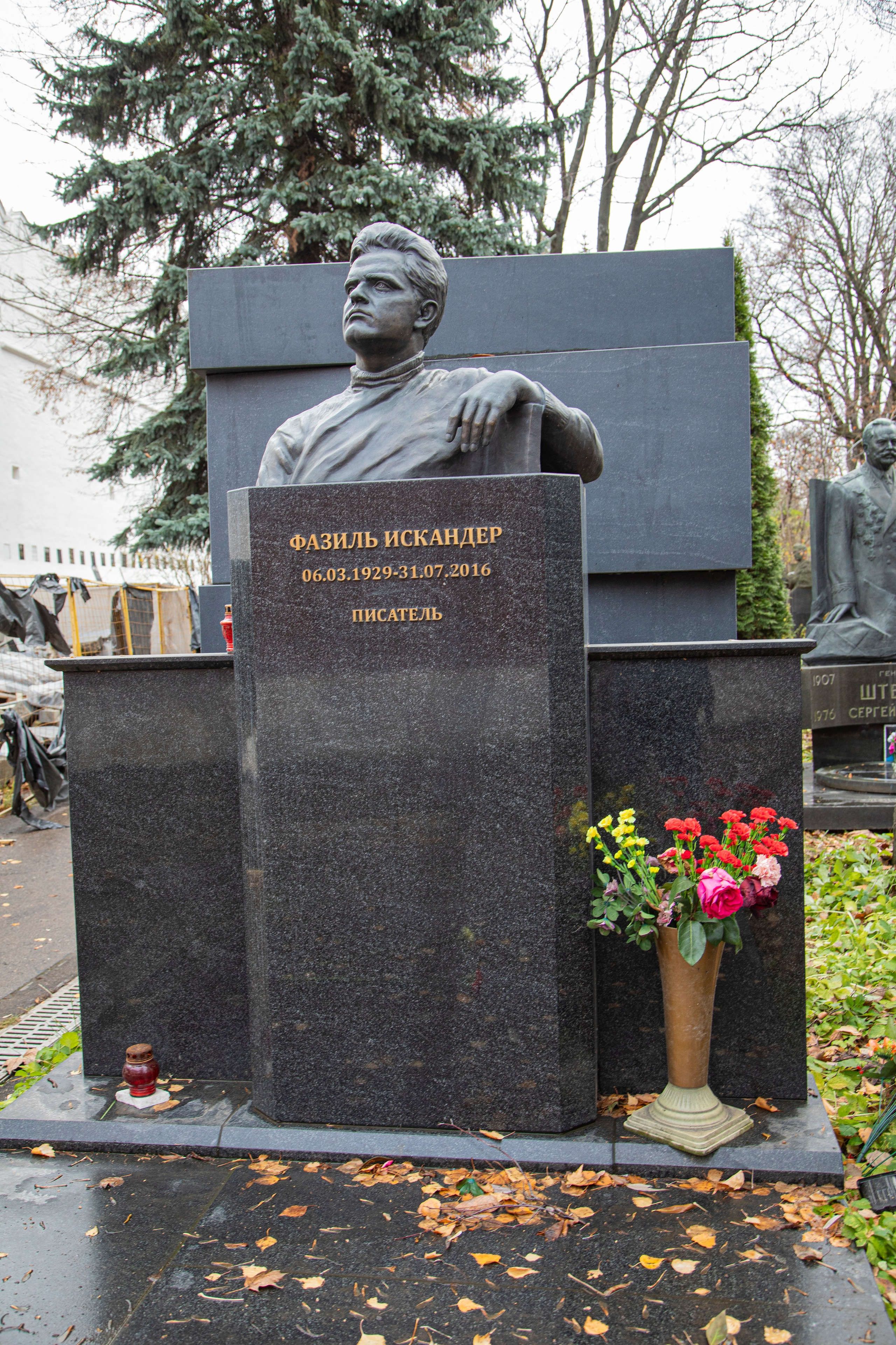 Осенняя прогулка по Новодевичьему кладбищу. Фотограф Сергей Ловкий