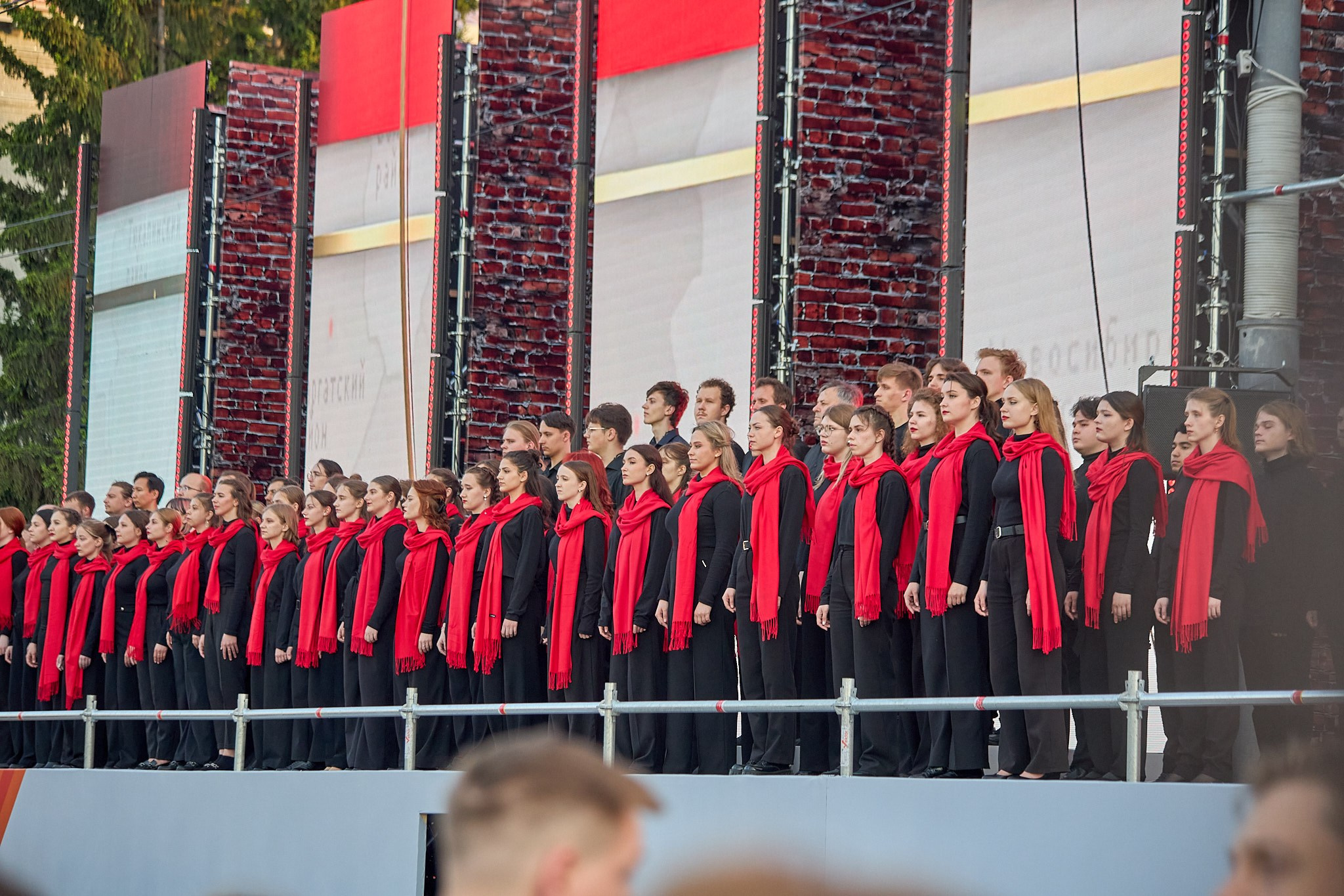 Концерт 9 мая 2025 года на соборной площади. Фотограф Омск | Александр Вандеров