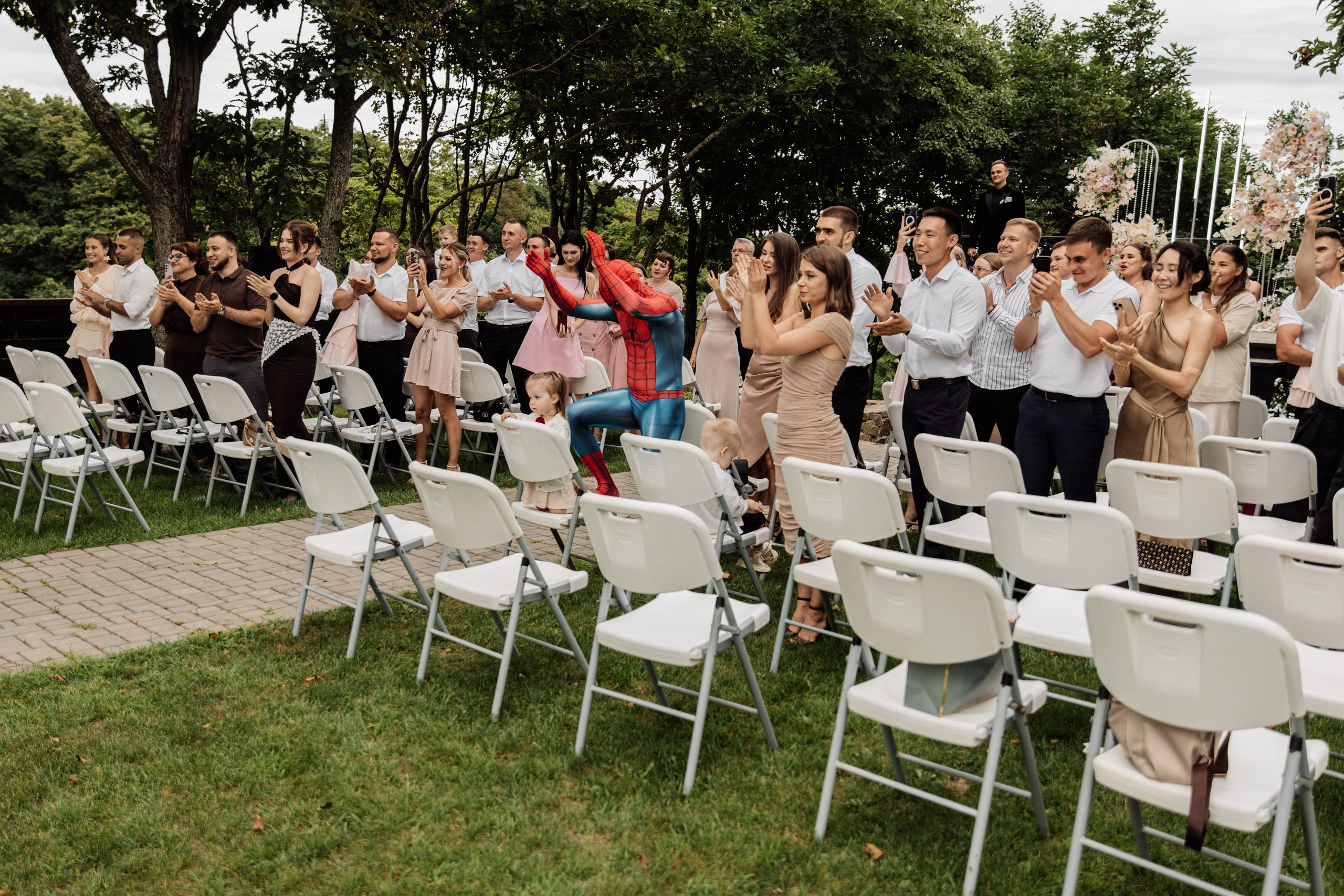 Я создаю профессиональные фотографии, которые сохраняют эмоции, детали и атмосферу вашего праздника. Свадебный фотограф во Владивостоке