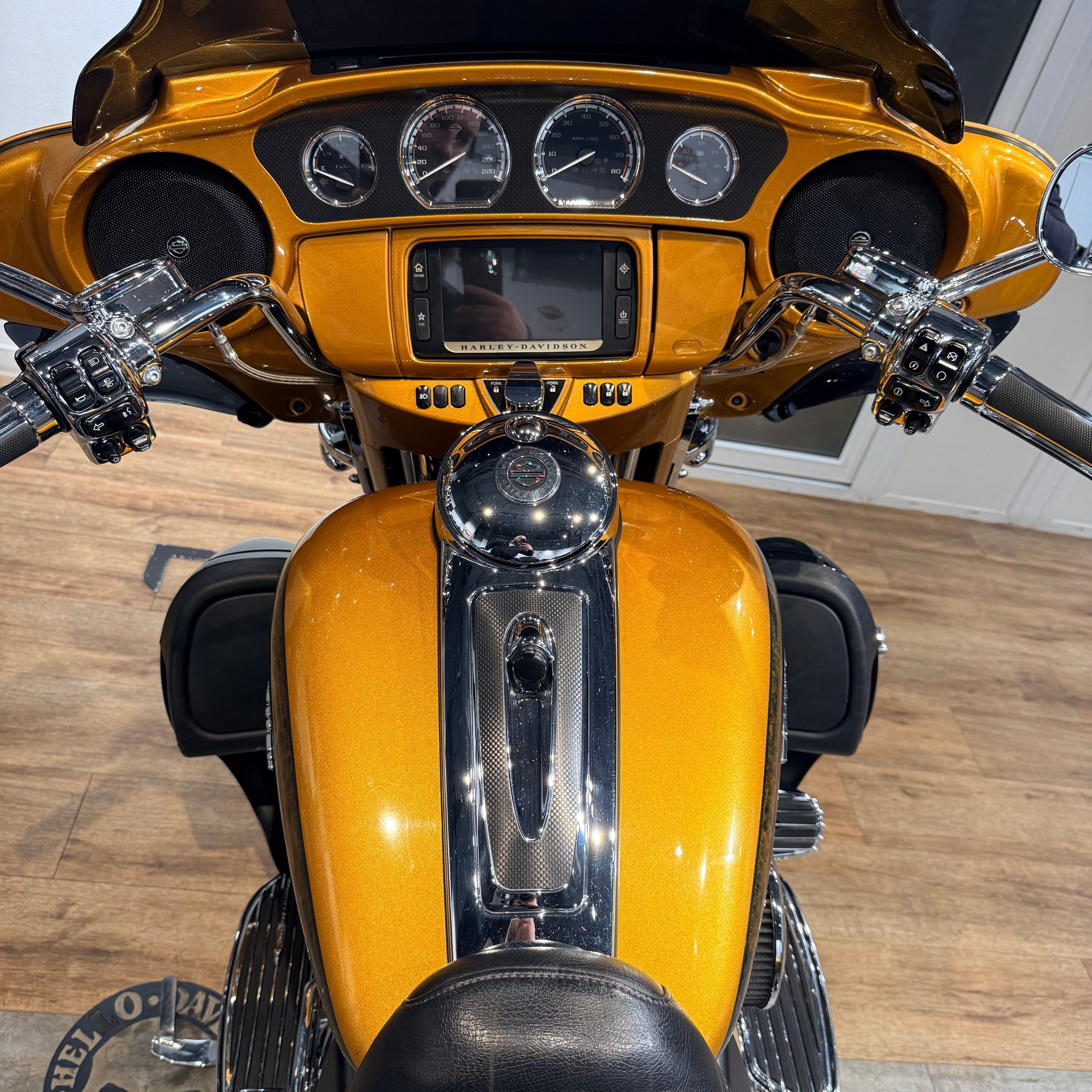 Купить Harley-Davidson 2014 CVO Еlесtra Glide Limited Gоld (Touring) — подробнее на сайте. Hello Davidson, Москва. Только хорошие мотоциклы…