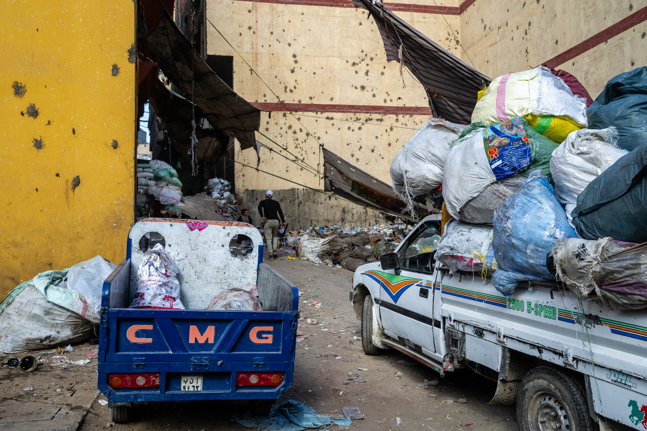 Пещерный монастырь и город мусорщиков. Авторские стильные фотокартины
