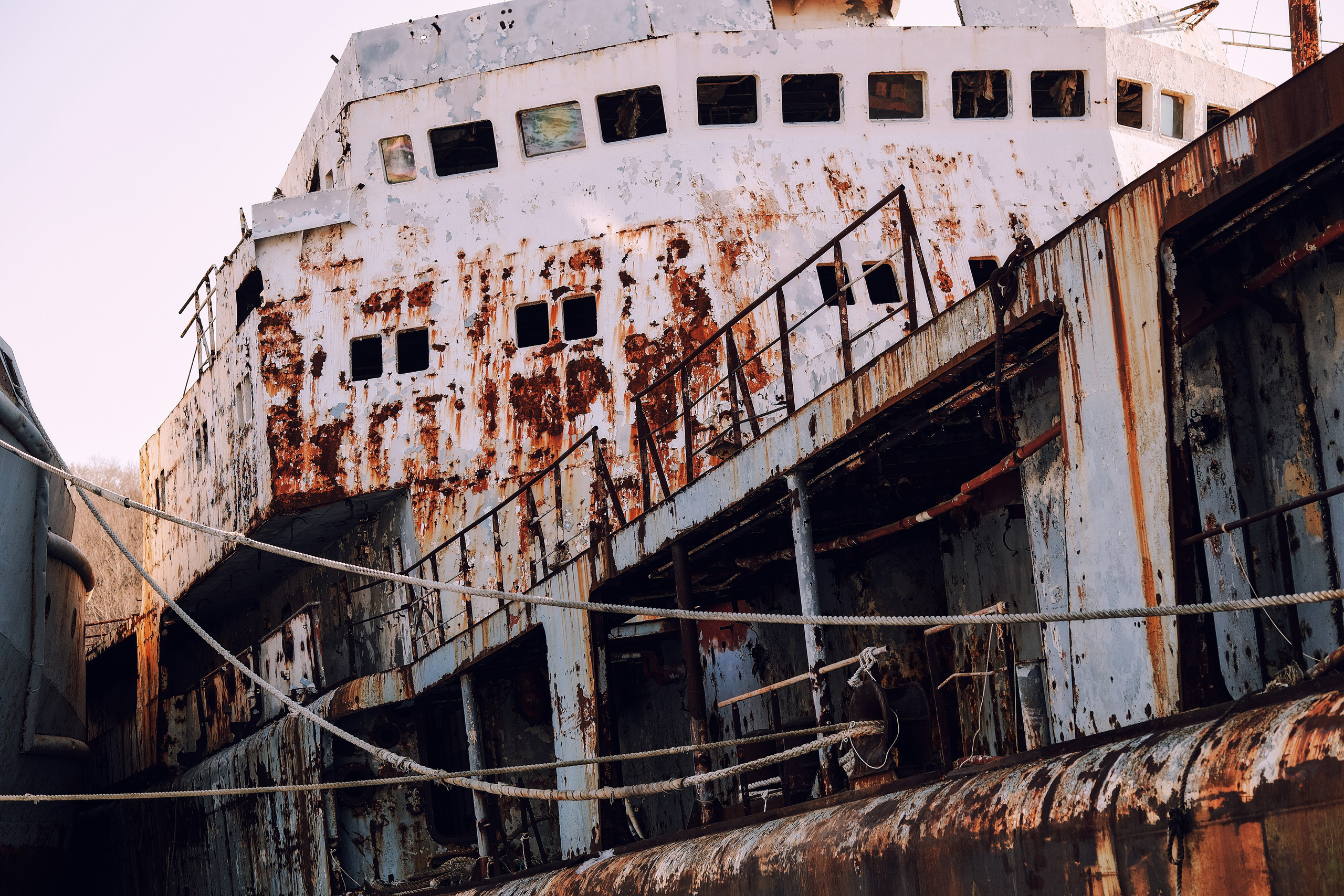 Старый ржавый морской транспорт, покинутый людьми на кладбище кораблей в Приморье