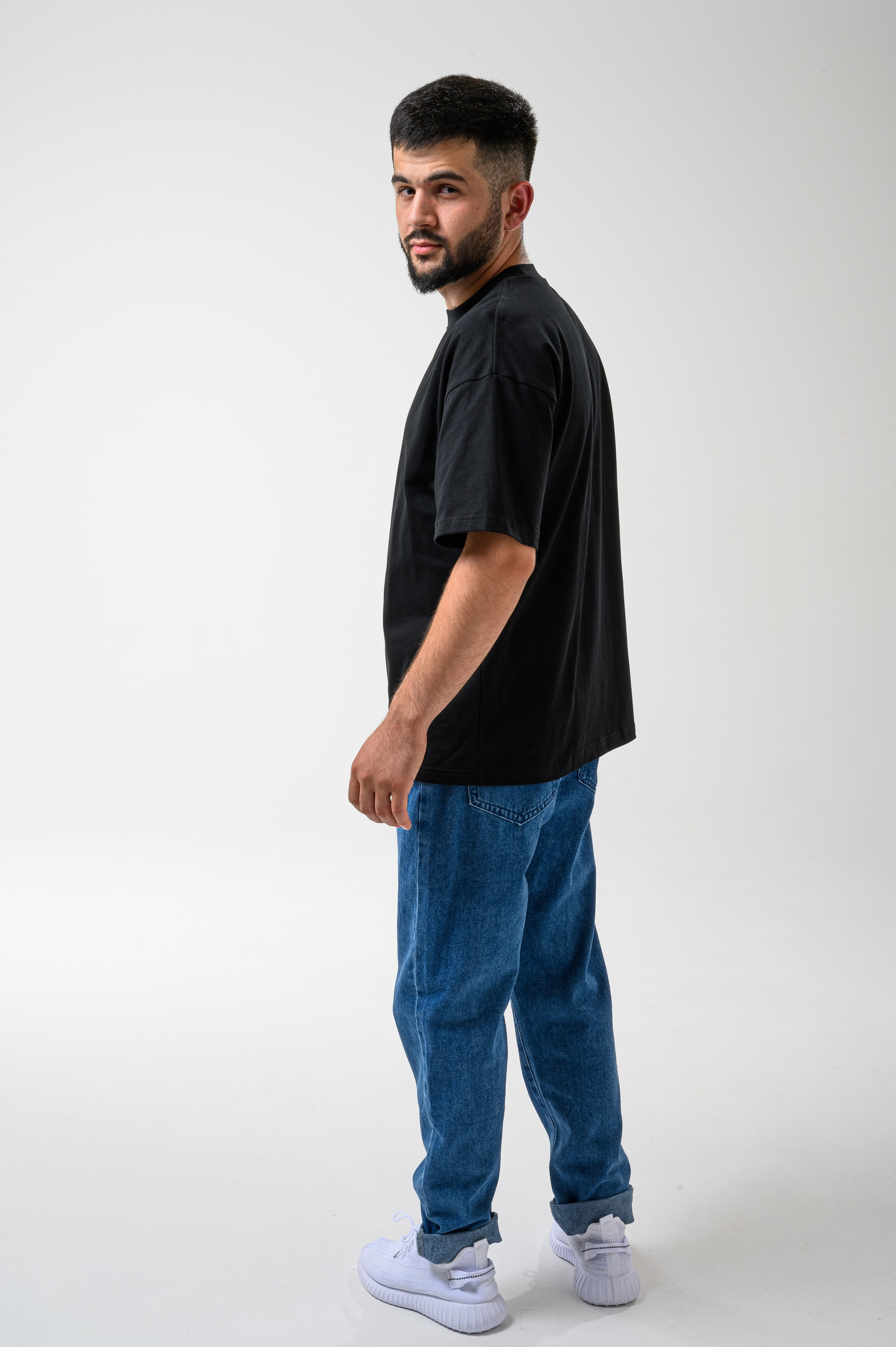 Футболка из хлопка на модели, кадр в студии для маркетплейса от Алексей Клейменова