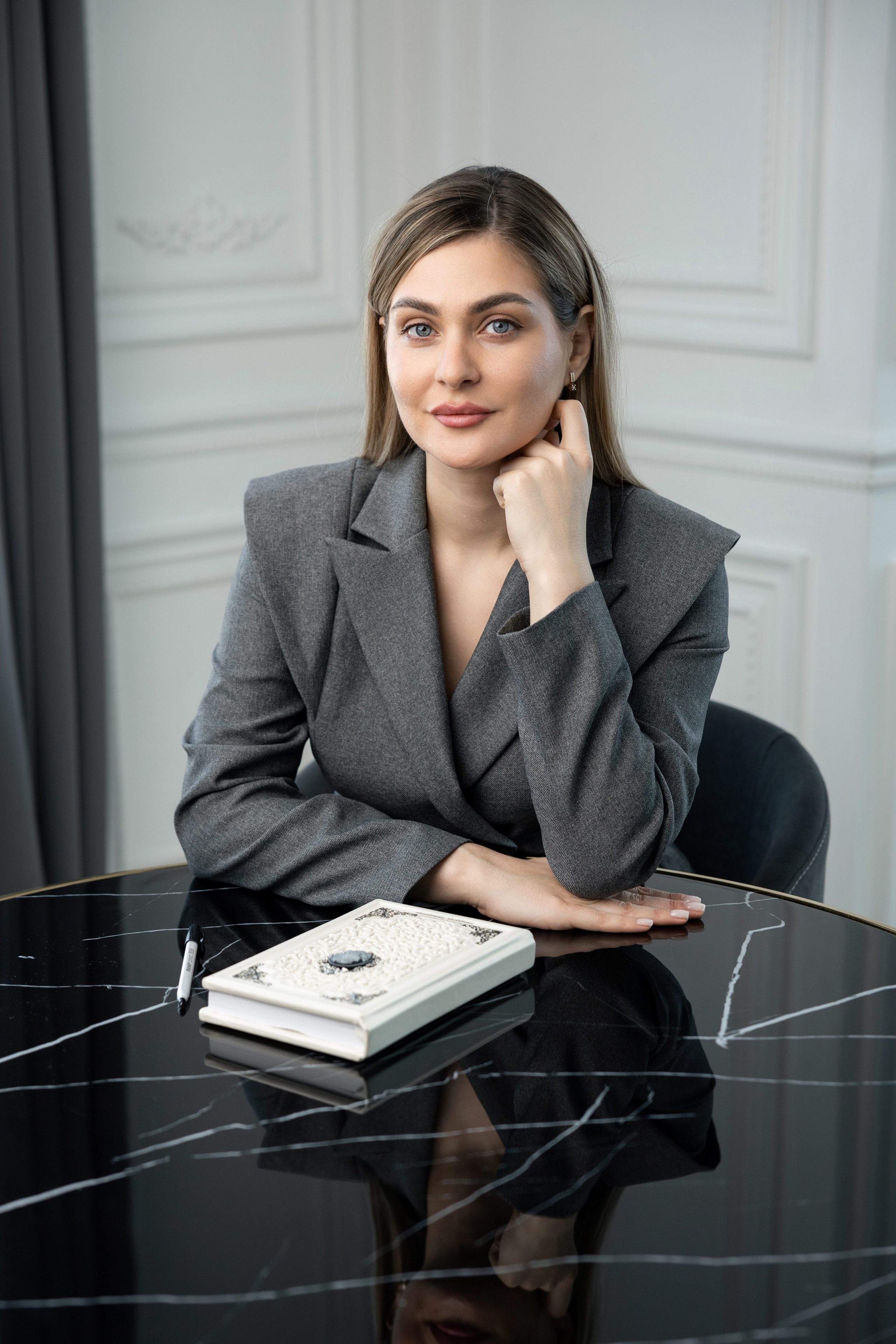 Деловая фотосессия юриста — минималистичный профессиональный портрет. Фотограф в Ростове Александр Градов — заказать услуги фотографа