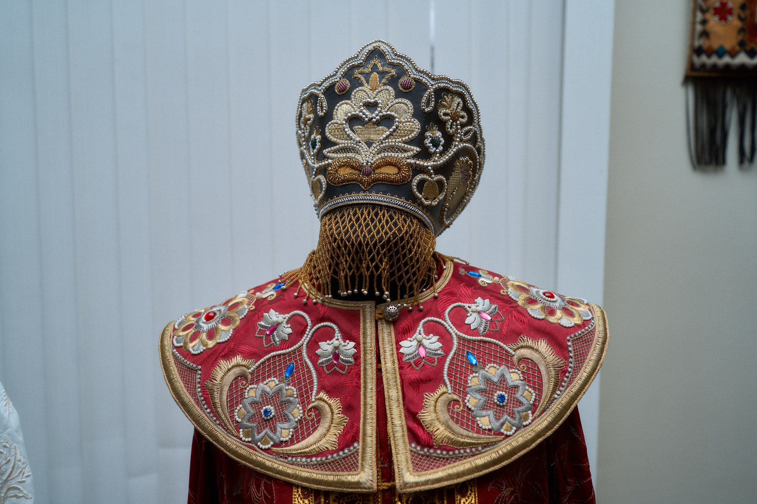 Традиционный русский кокошник и вышитая золотыми нитями одежда, выставленные в Музее торжокских золотошвей в Торжке.