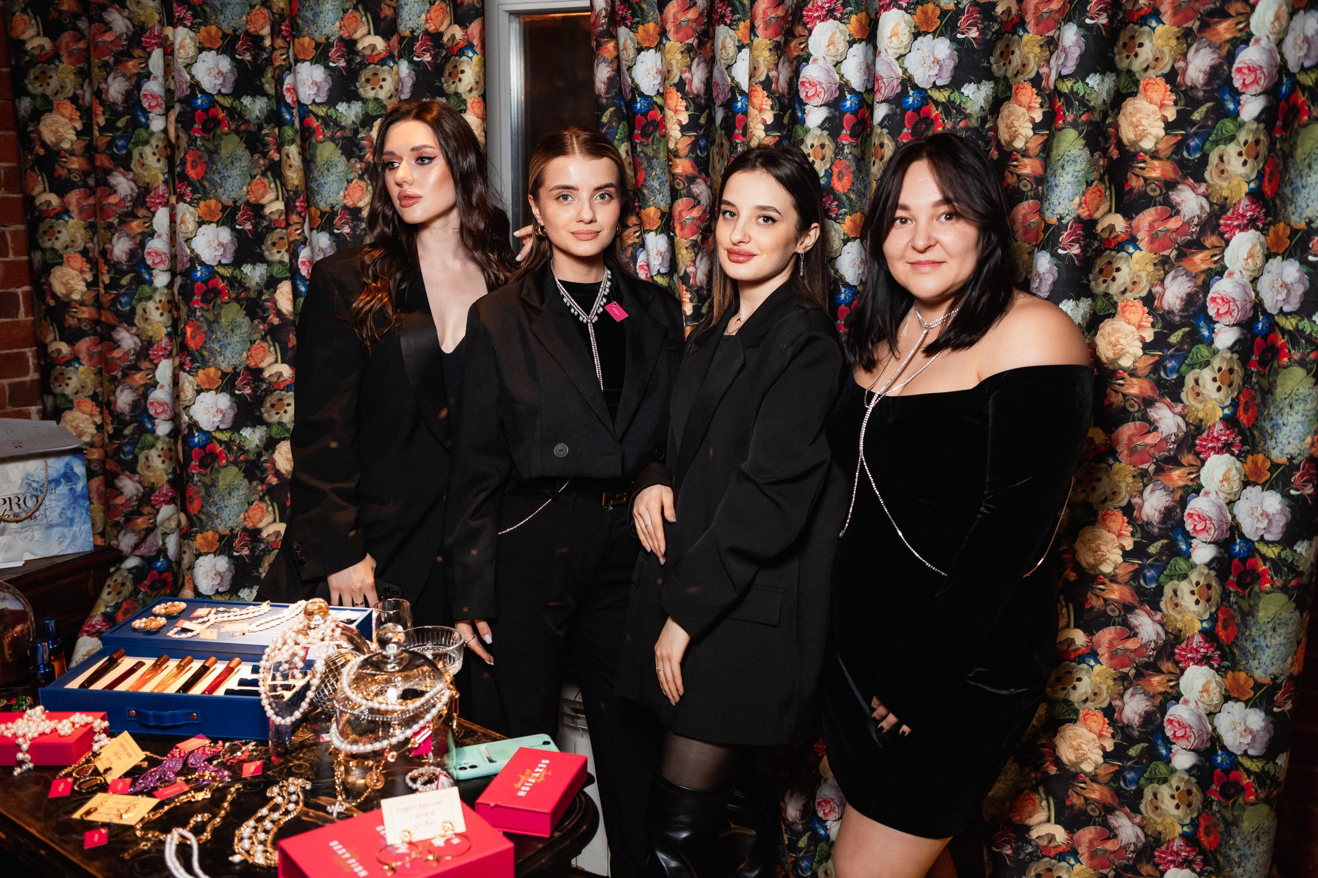 CHRISTMAS MOOD. СВОИ. ФОТООТЧЕТЫ-СОБЫТИЯ-МЕСТА