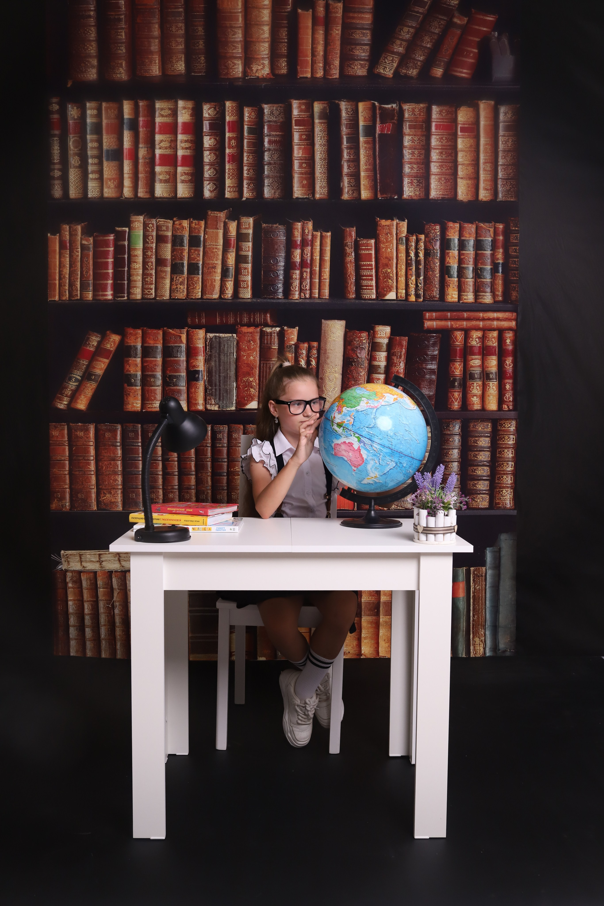 Книжный фон подходит для учебной и контентной Съемки. Фотостудия самообслуживания. Студия без фотографа в Твери